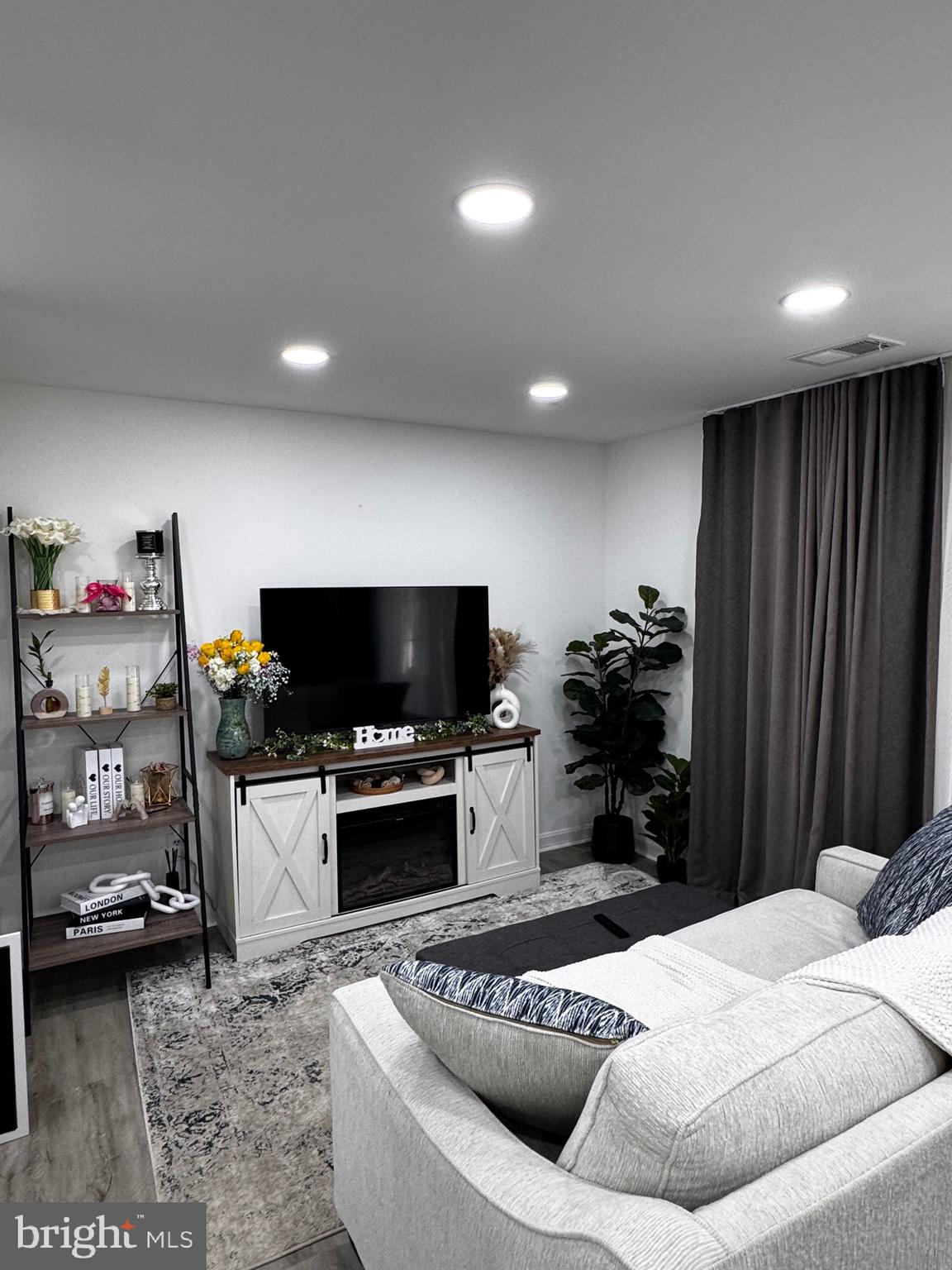 WHISPERING WOODS - Residential Lease