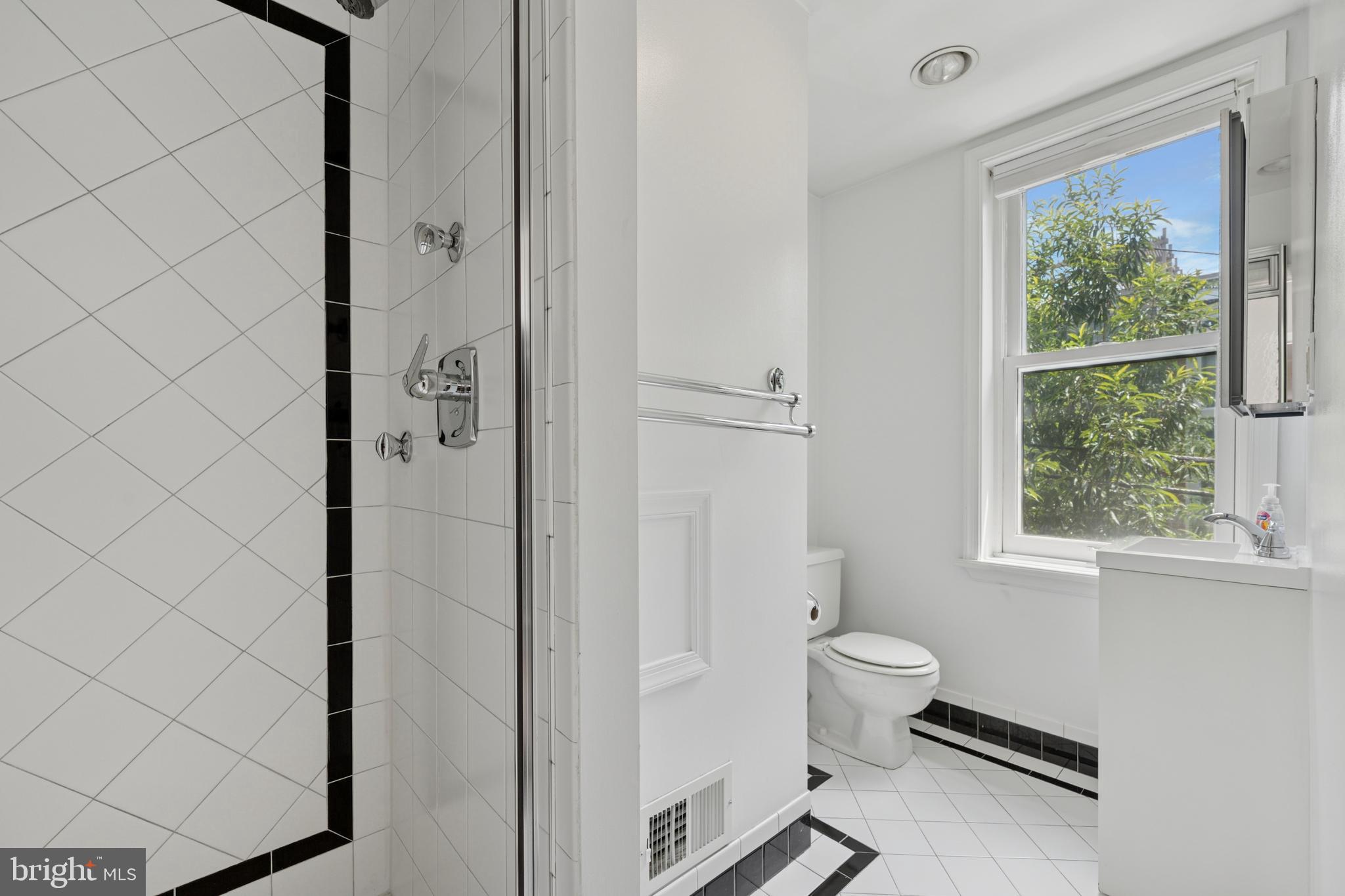 QUEEN VILLAGE - Residential