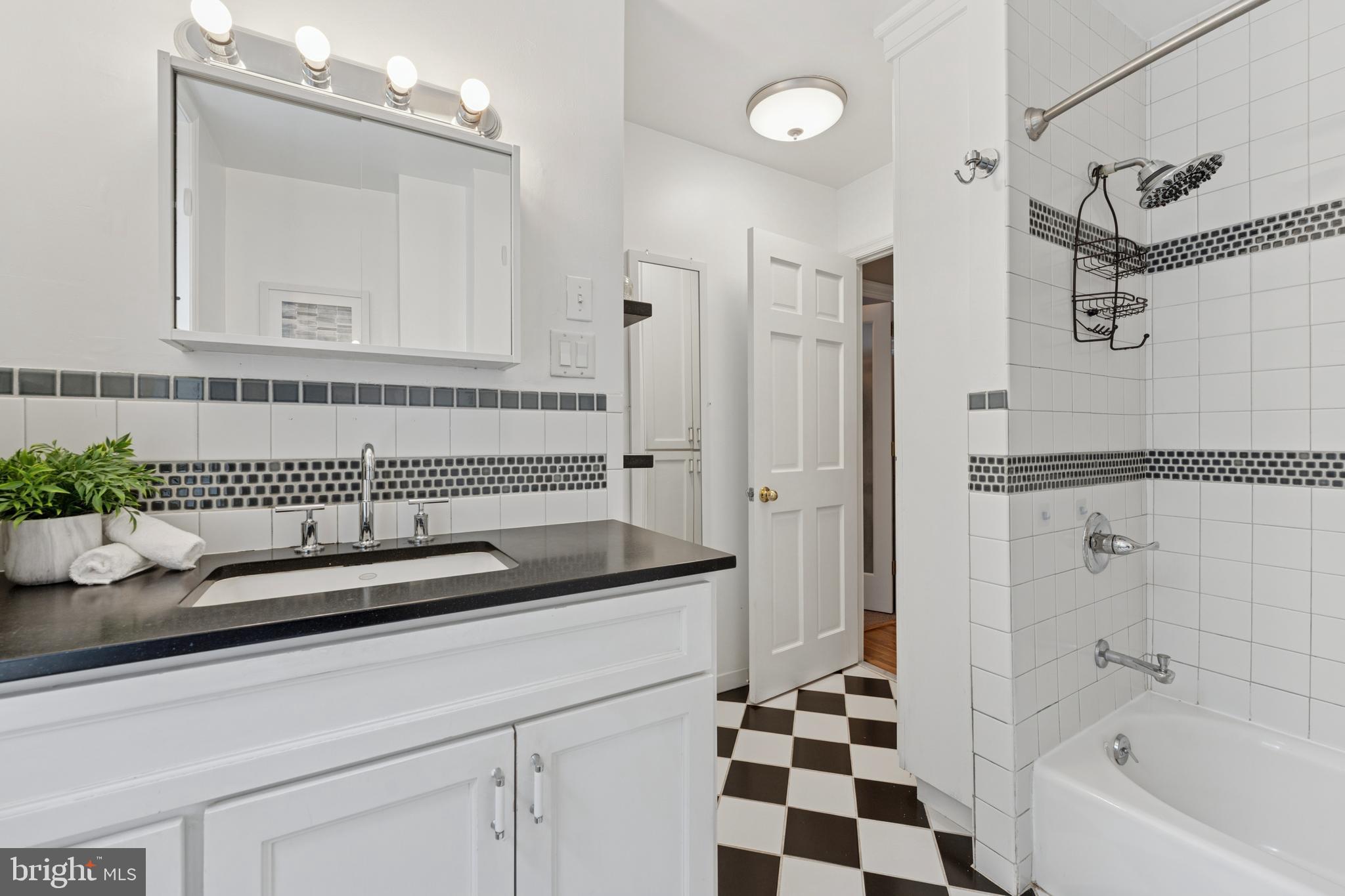 QUEEN VILLAGE - Residential