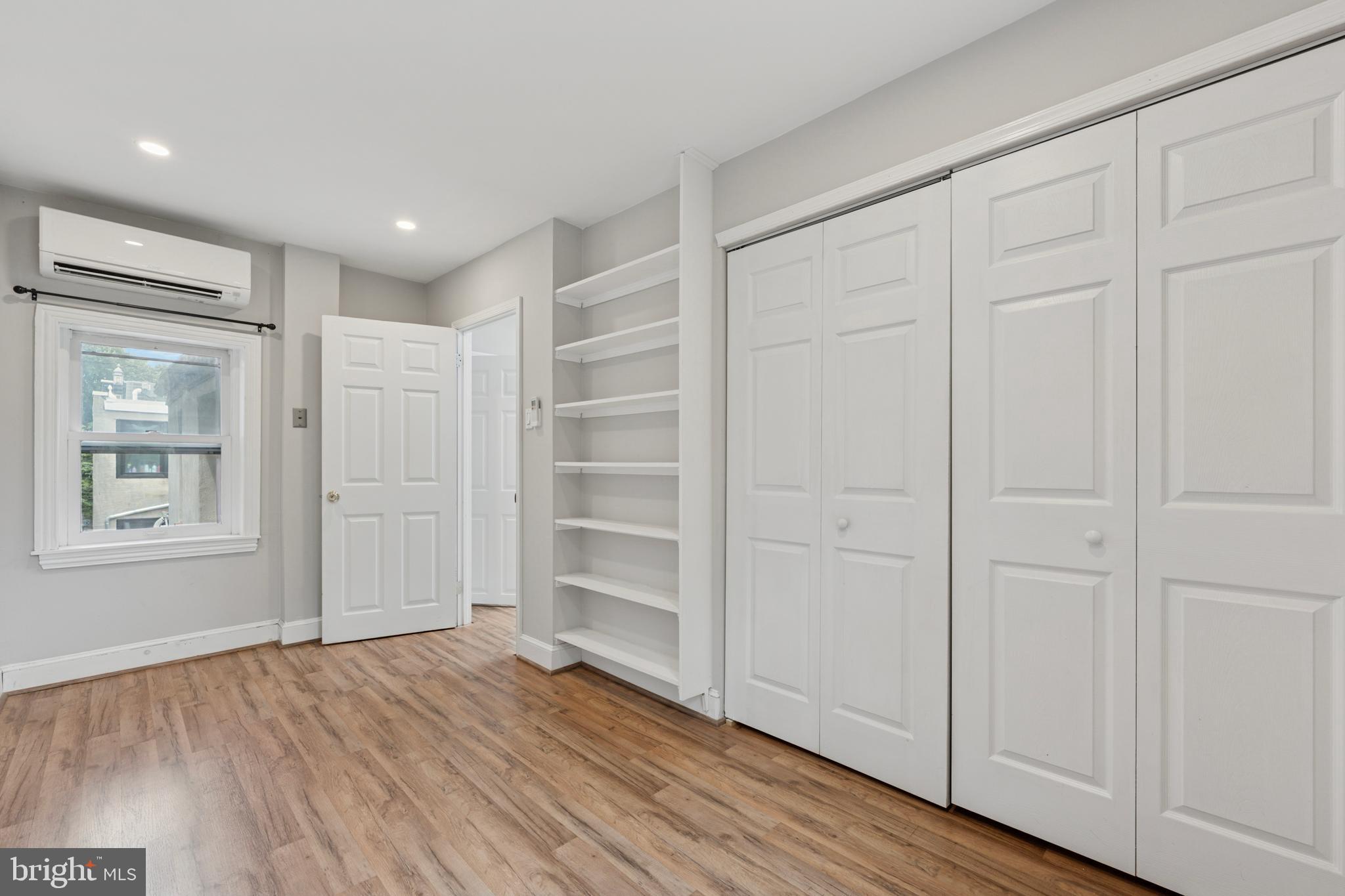 QUEEN VILLAGE - Residential