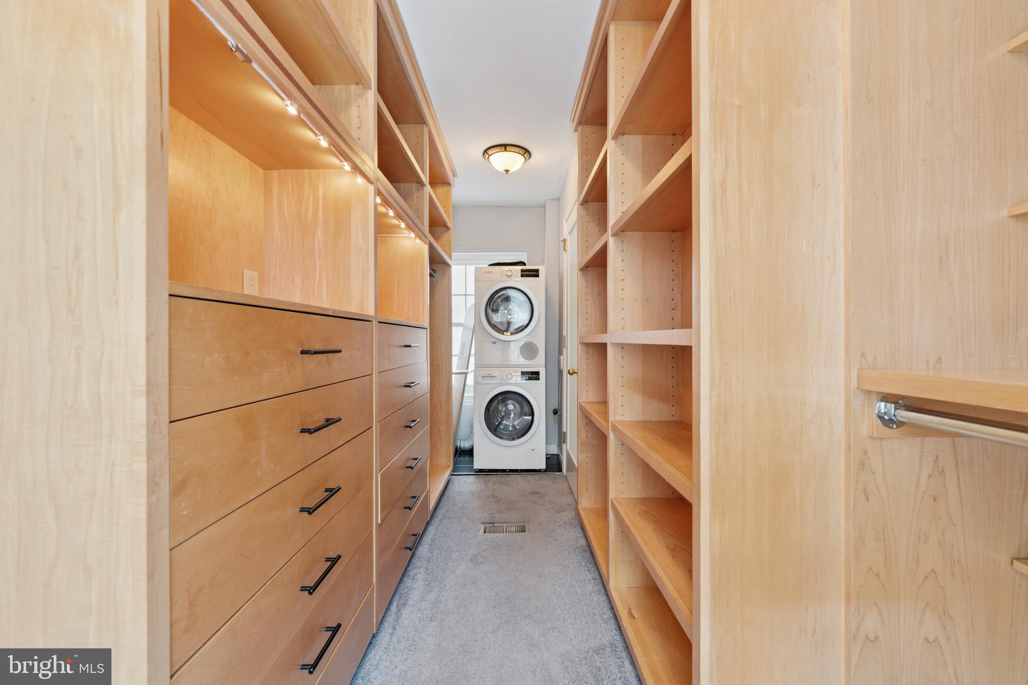 QUEEN VILLAGE - Residential