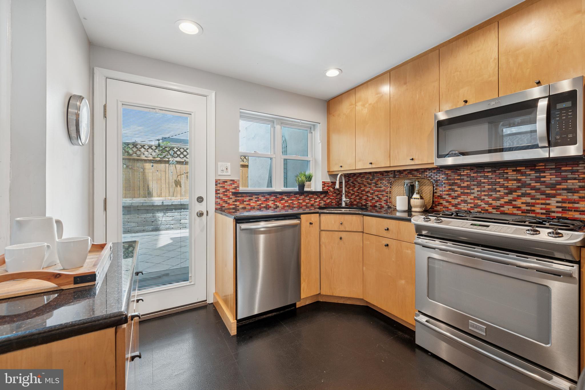 QUEEN VILLAGE - Residential