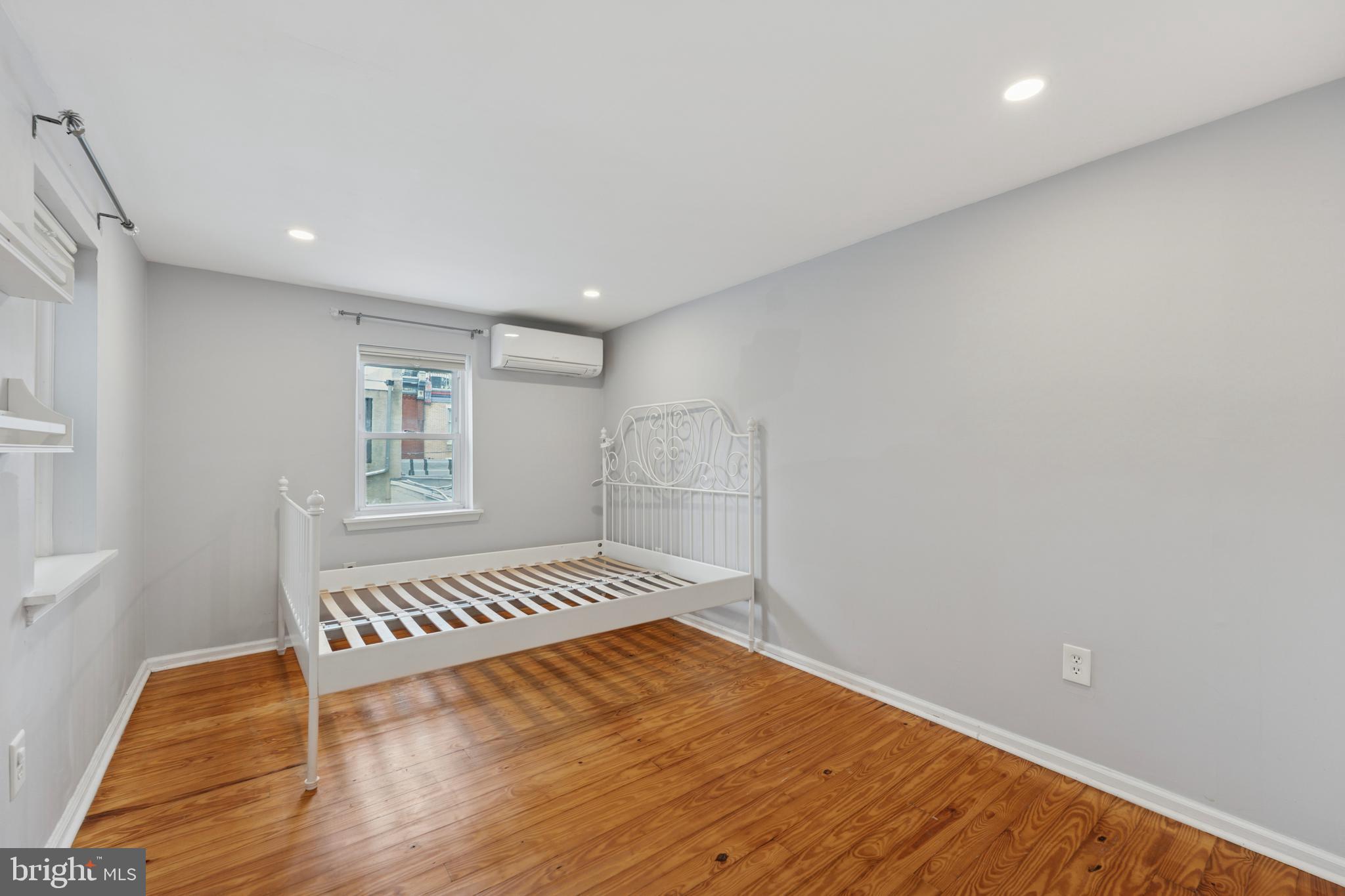 QUEEN VILLAGE - Residential