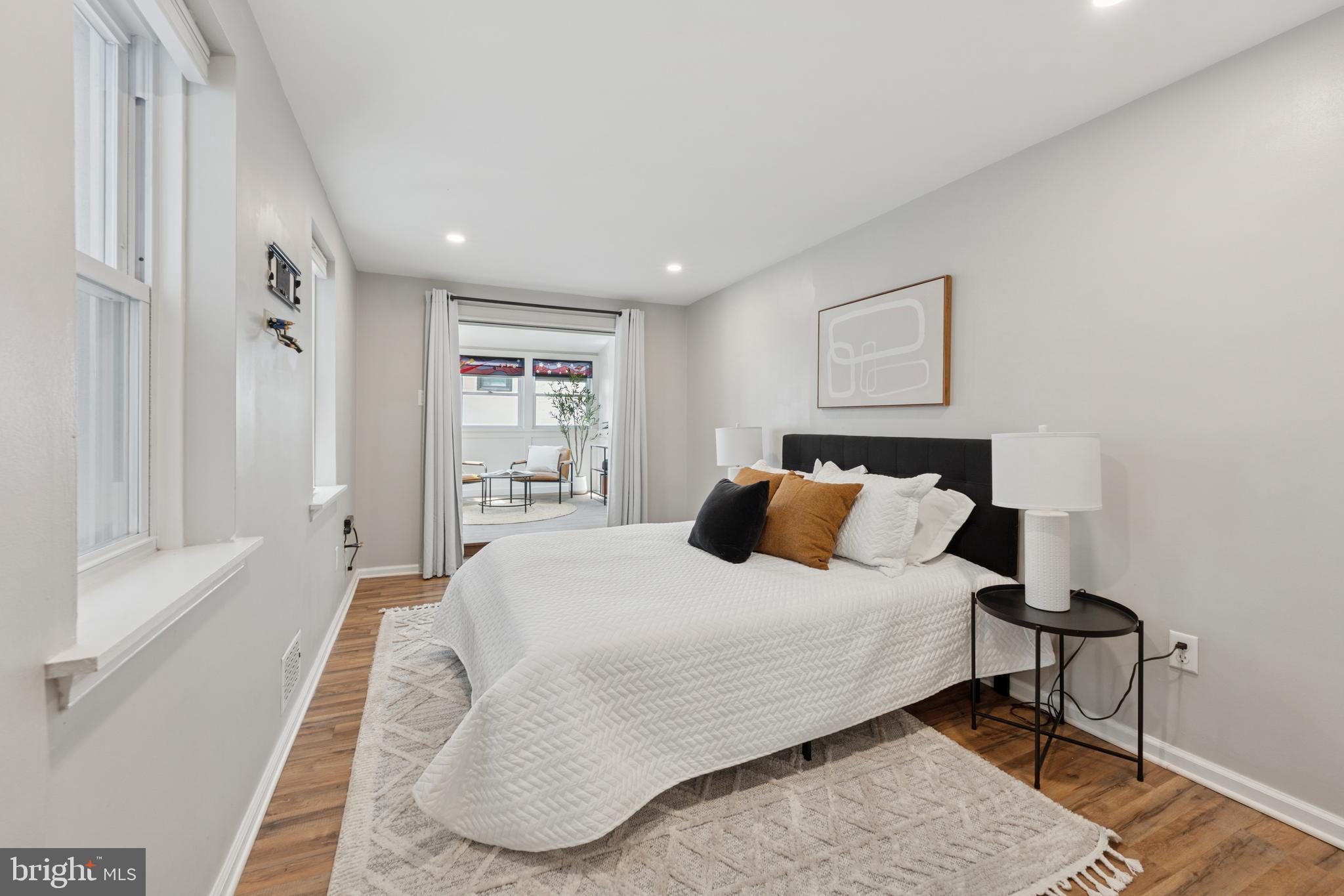 QUEEN VILLAGE - Residential