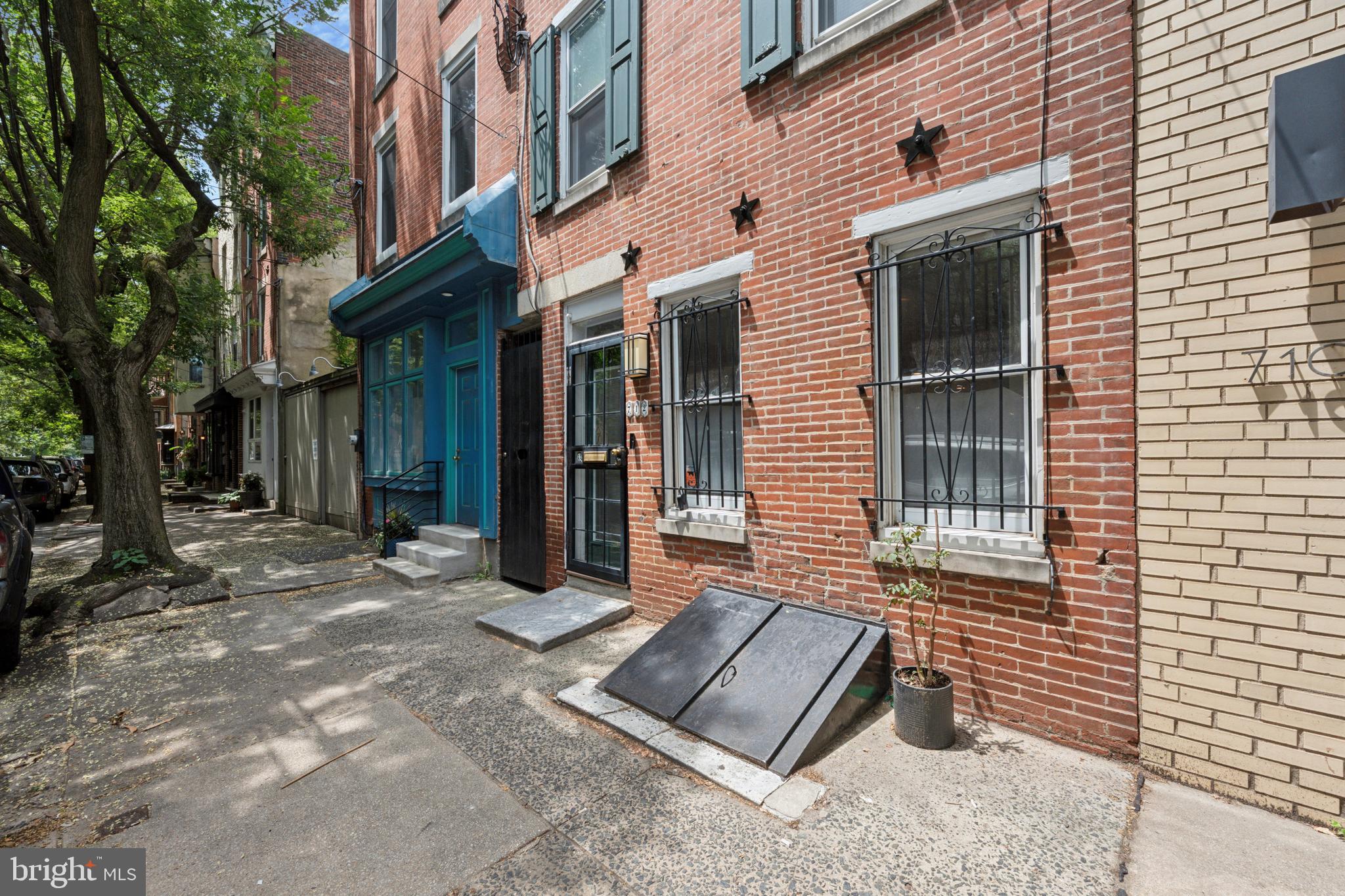 QUEEN VILLAGE - Residential