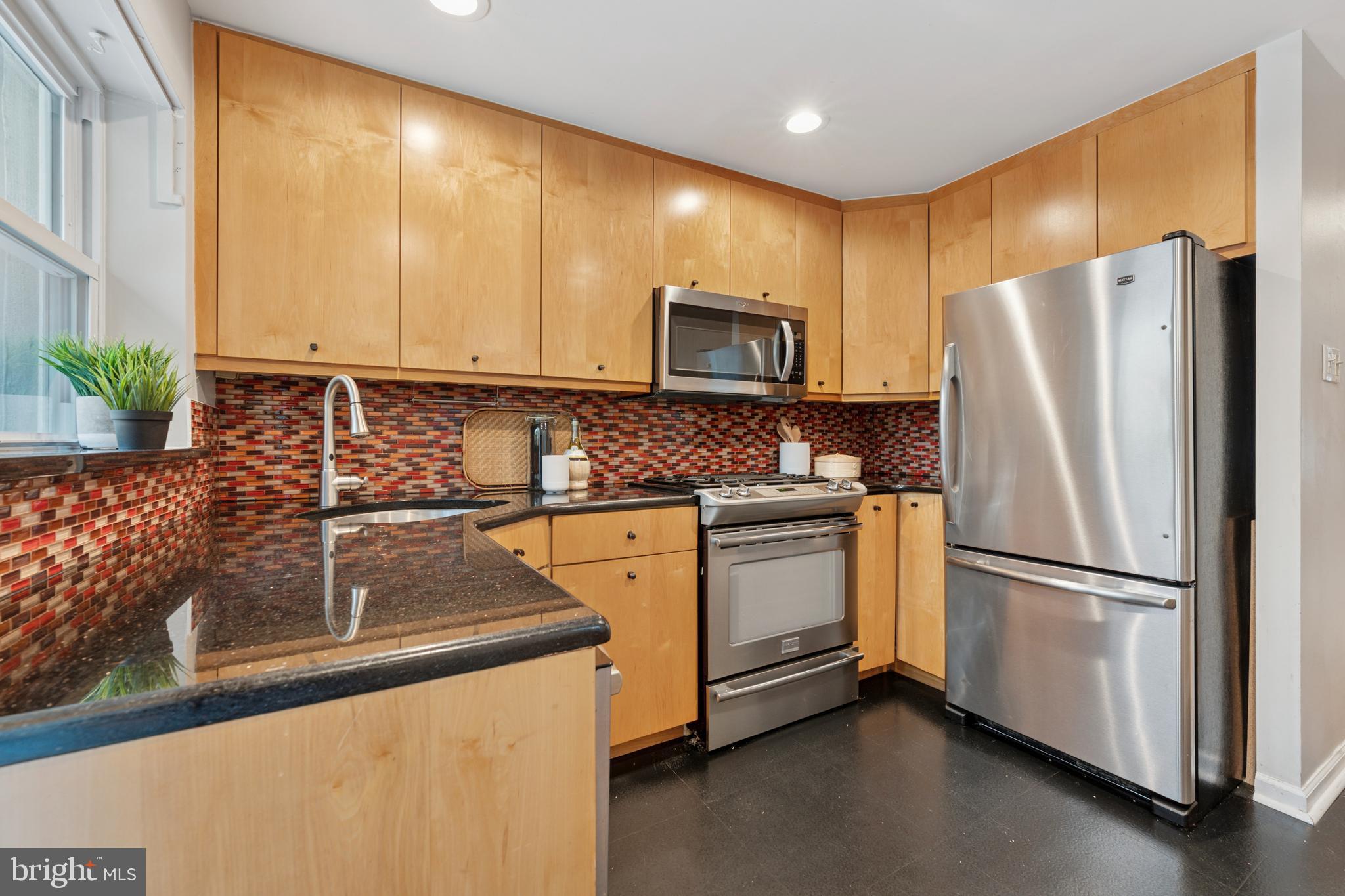 QUEEN VILLAGE - Residential