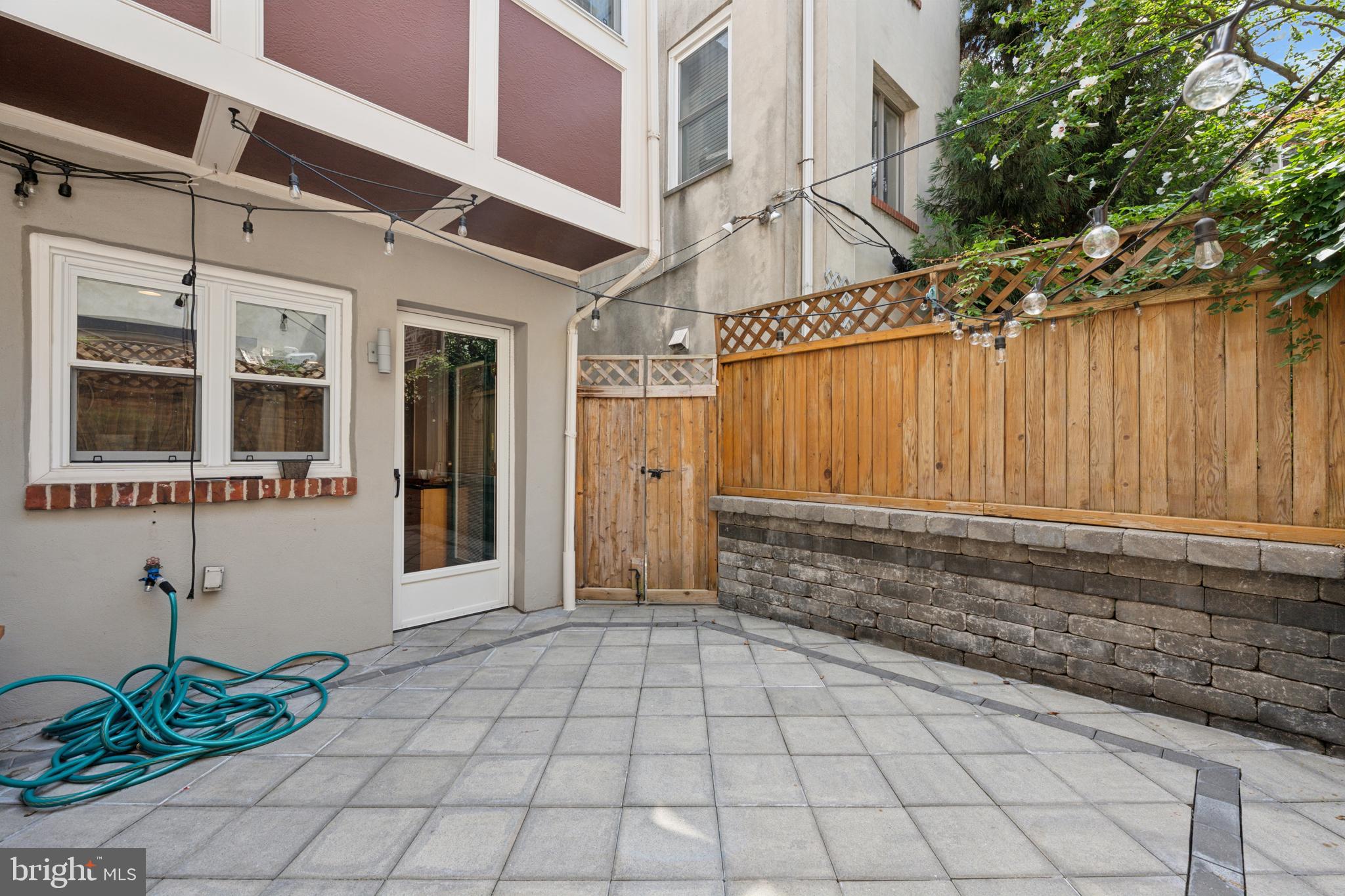 QUEEN VILLAGE - Residential