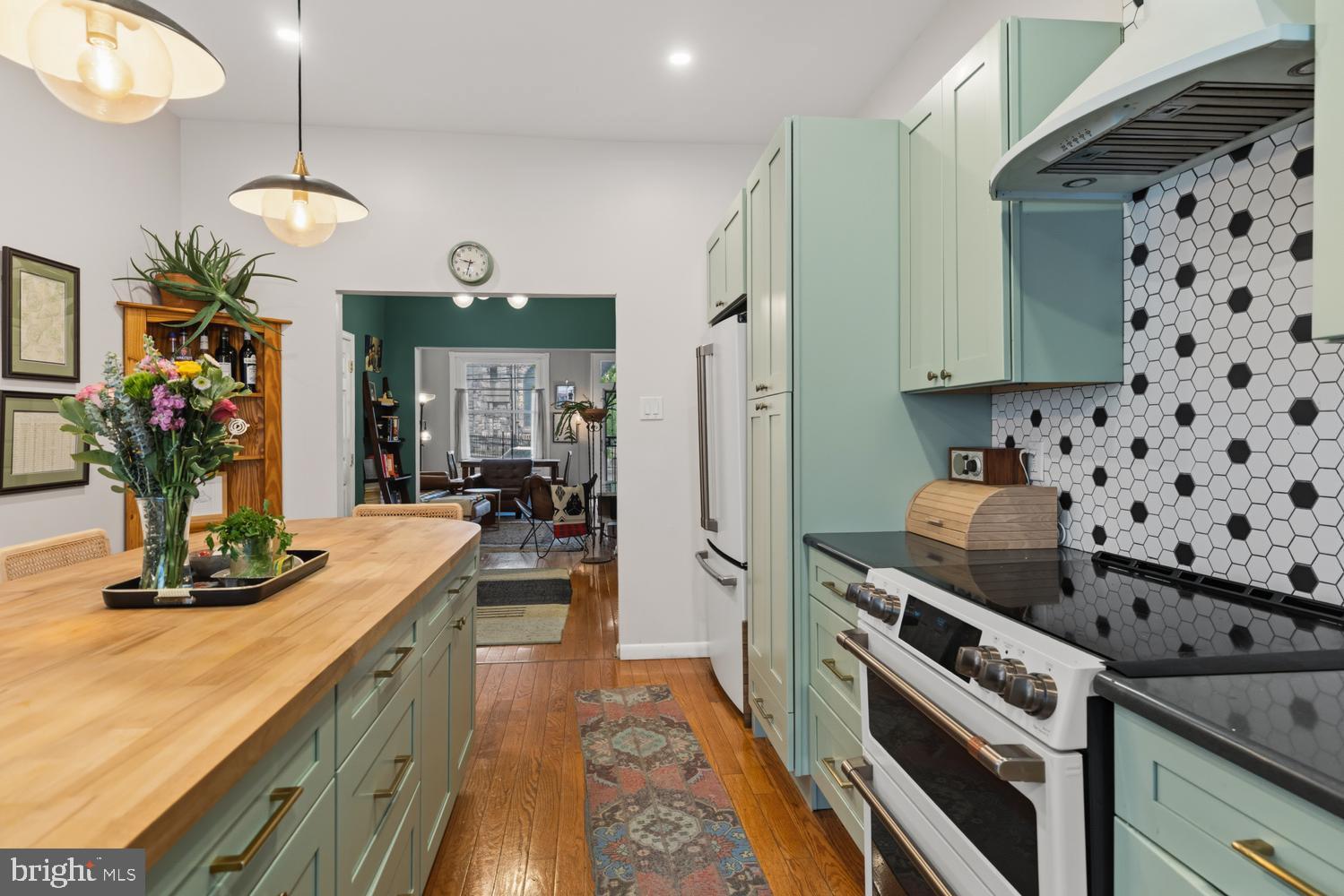 GIRARD ESTATES - Residential