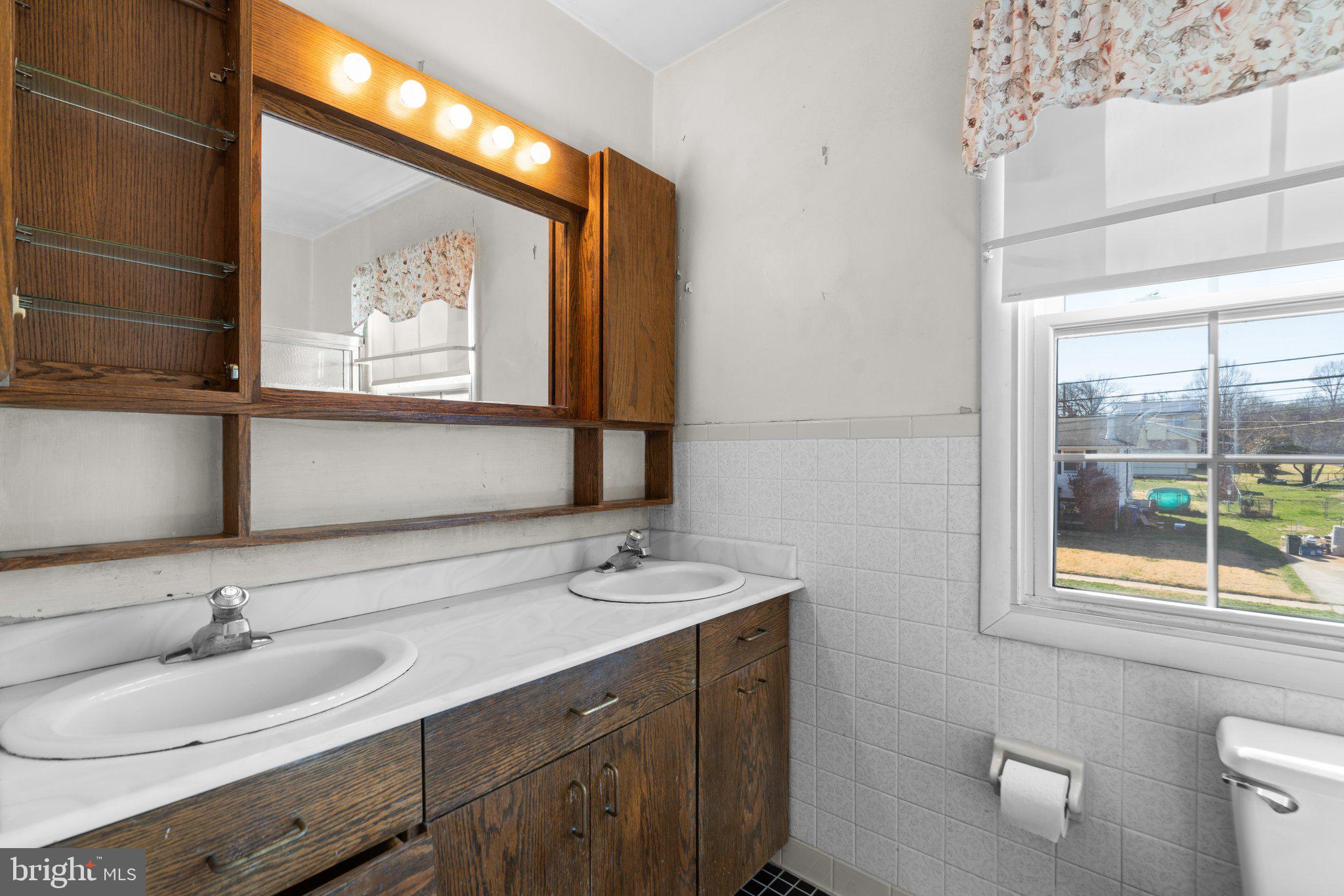 LAURELTON - Residential