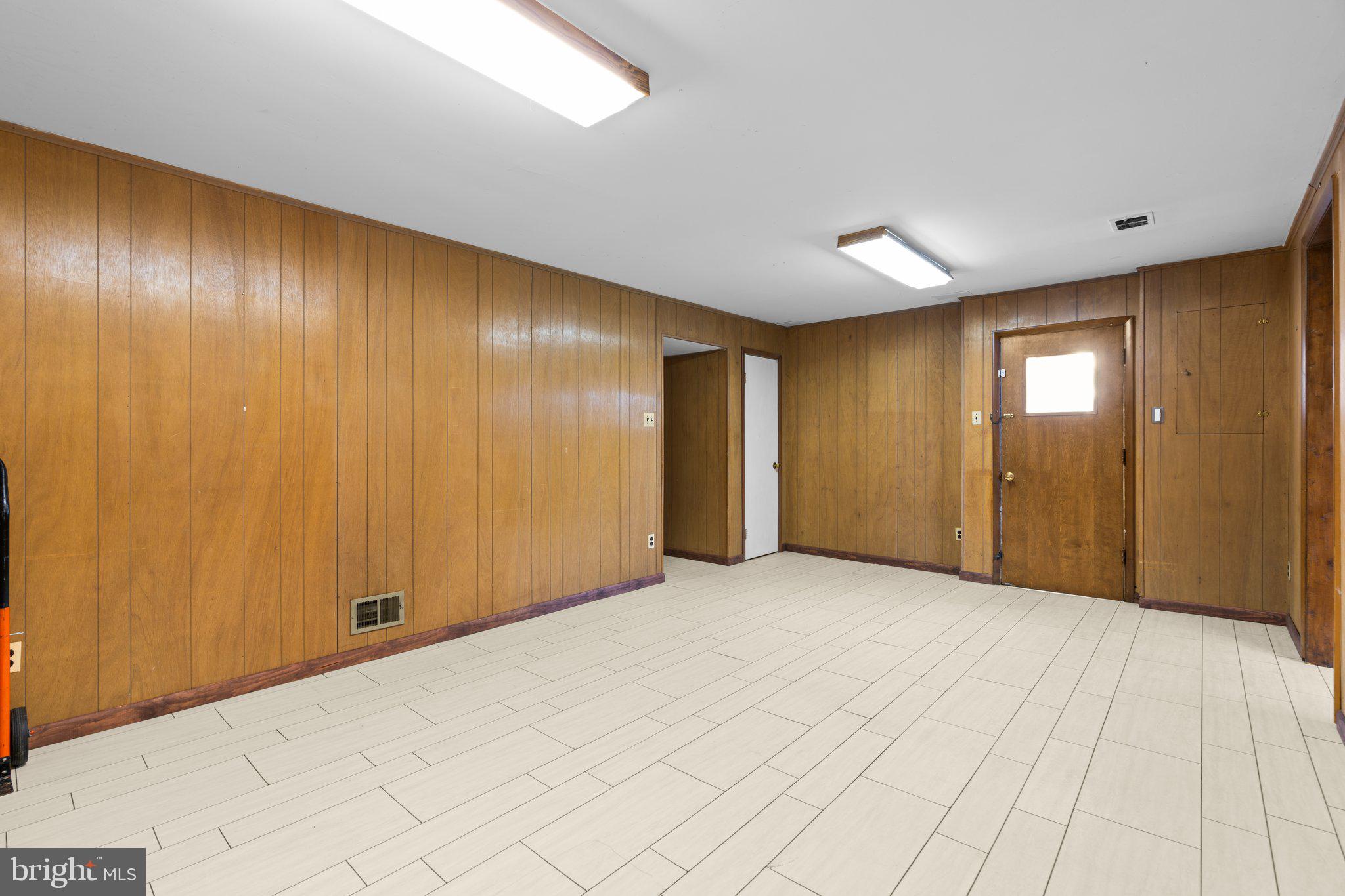 LAURELTON - Residential