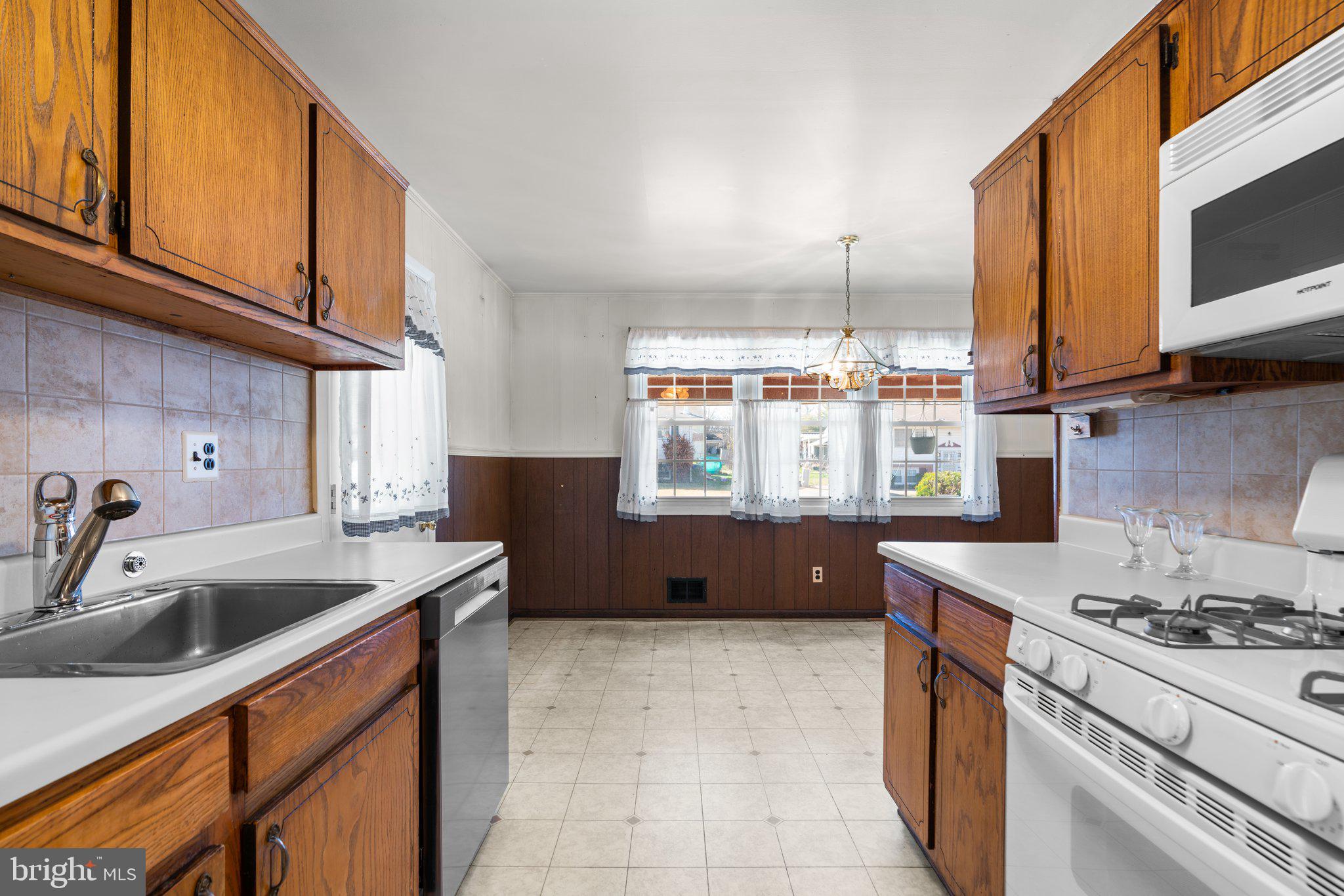 LAURELTON - Residential