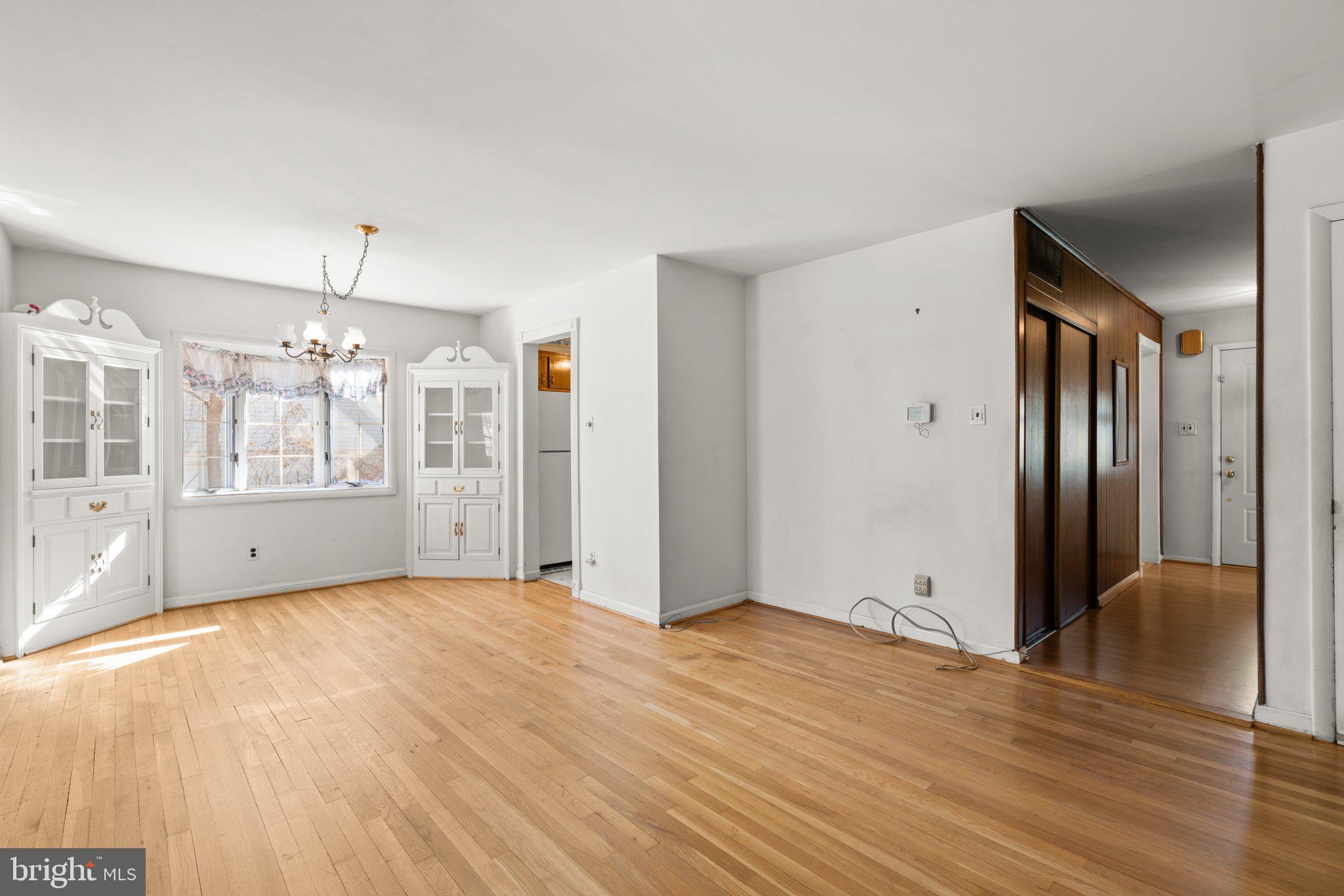 LAURELTON - Residential