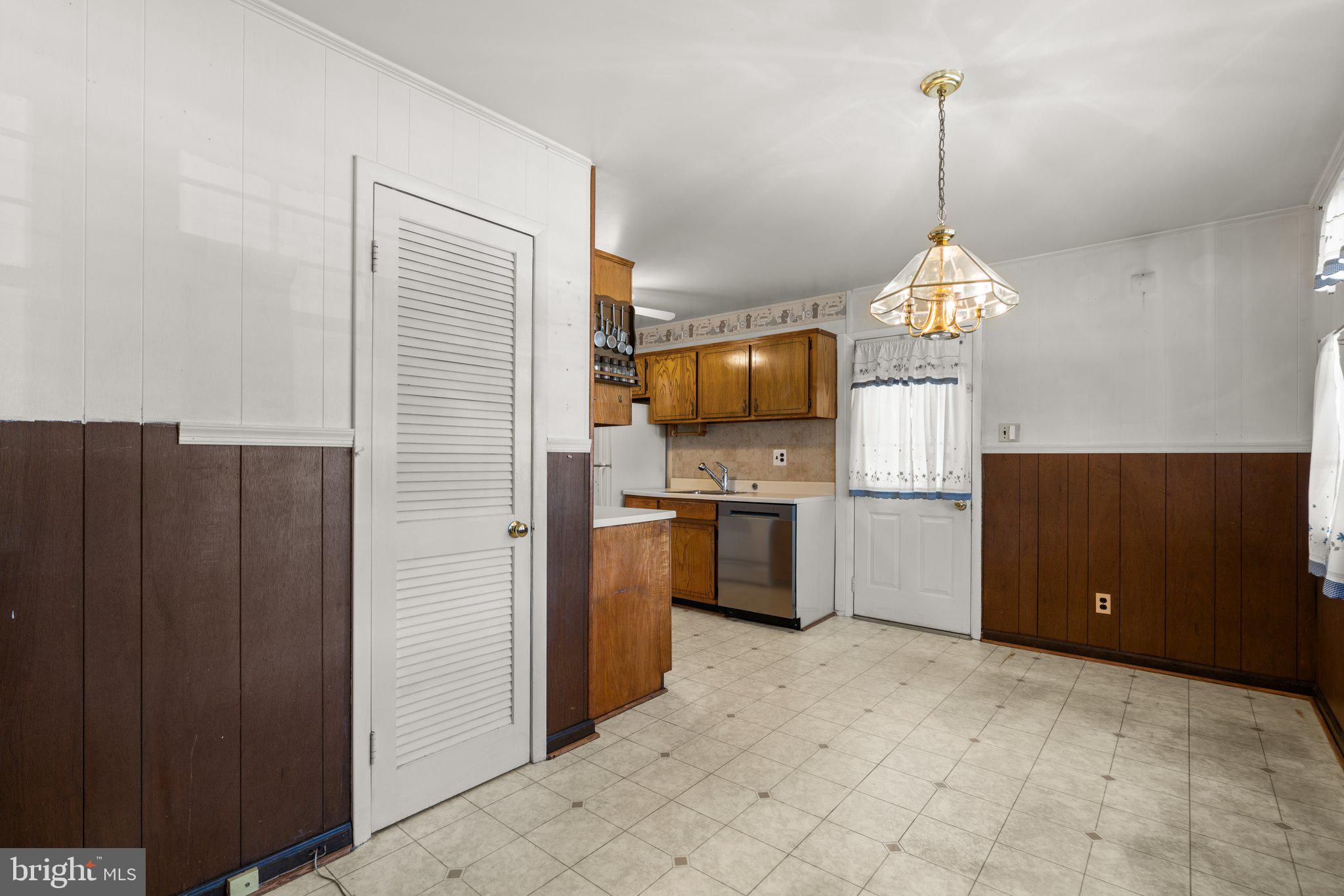 LAURELTON - Residential