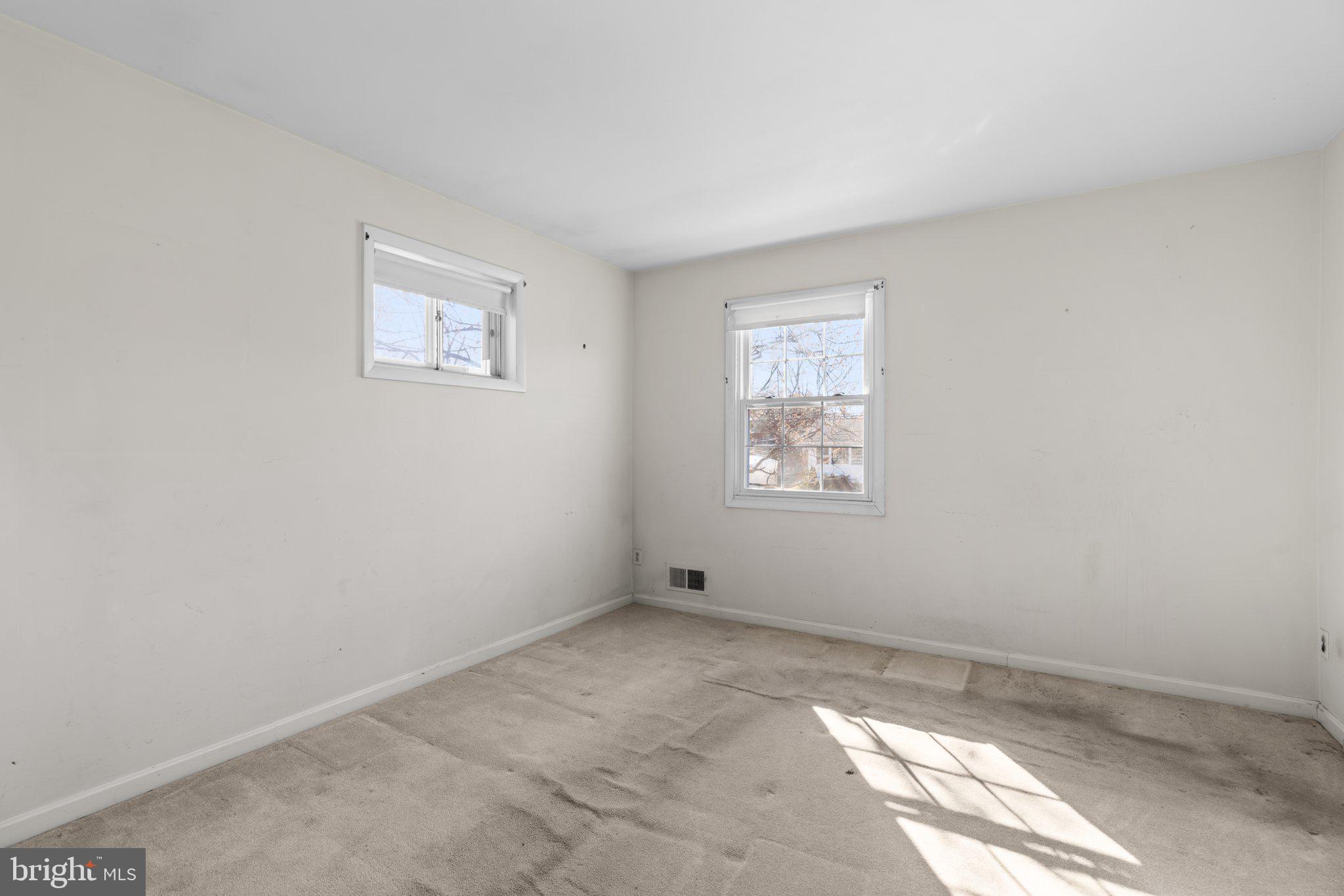 LAURELTON - Residential