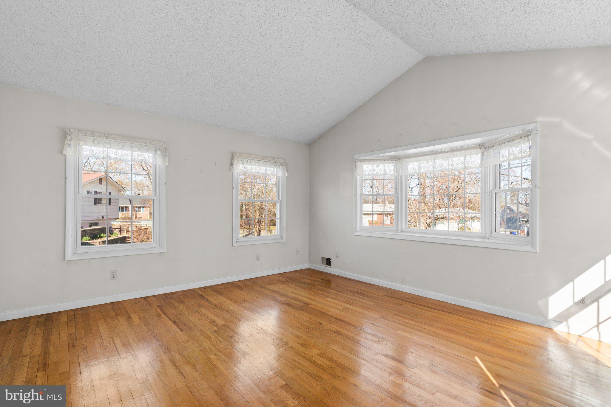 LAURELTON - Residential