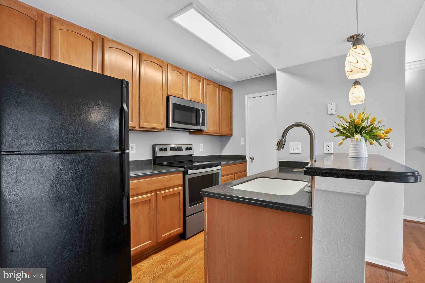 PENDERBROOK SQUARE CONDOMINIUMS - Residential