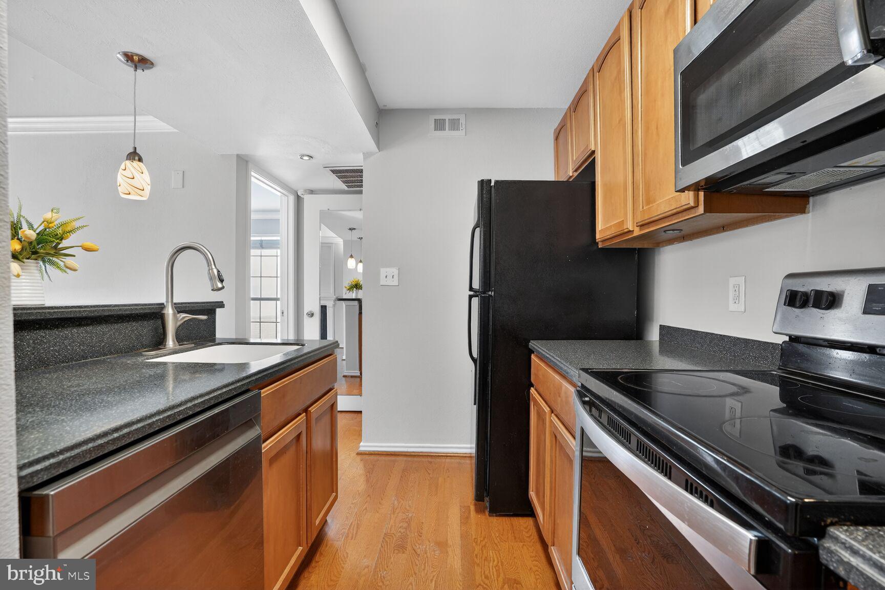 PENDERBROOK SQUARE CONDOMINIUMS - Residential