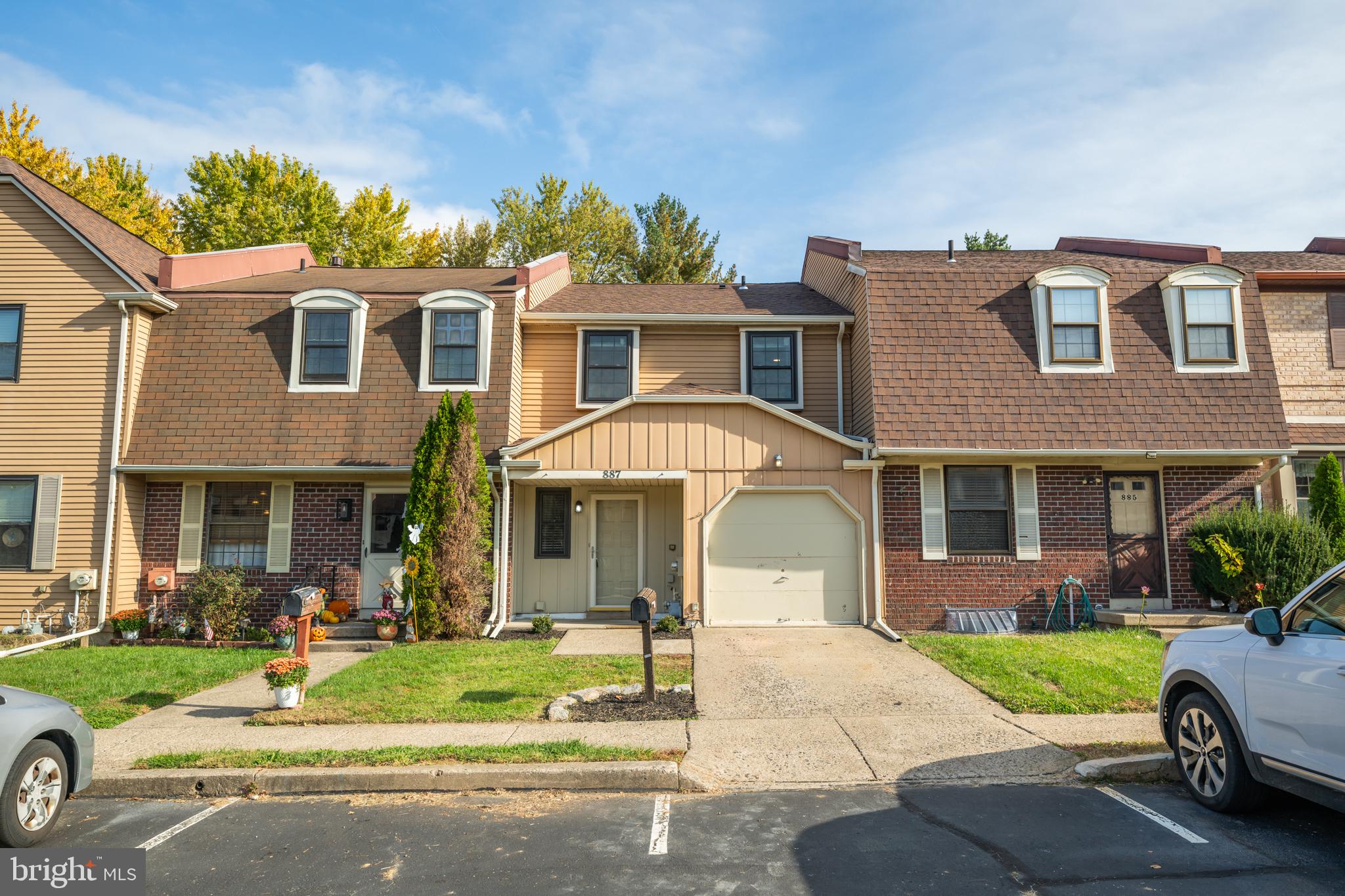 887 CLOVER PLACE
