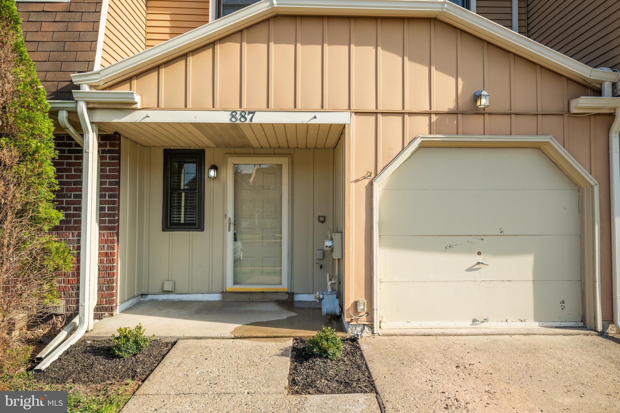 887 CLOVER PLACE