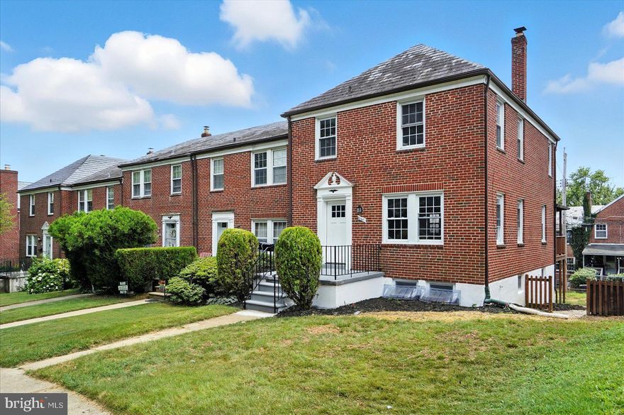 Brand new, fully renovated home in the desireable Academy Heights. Nice scenic street with homes on one side.