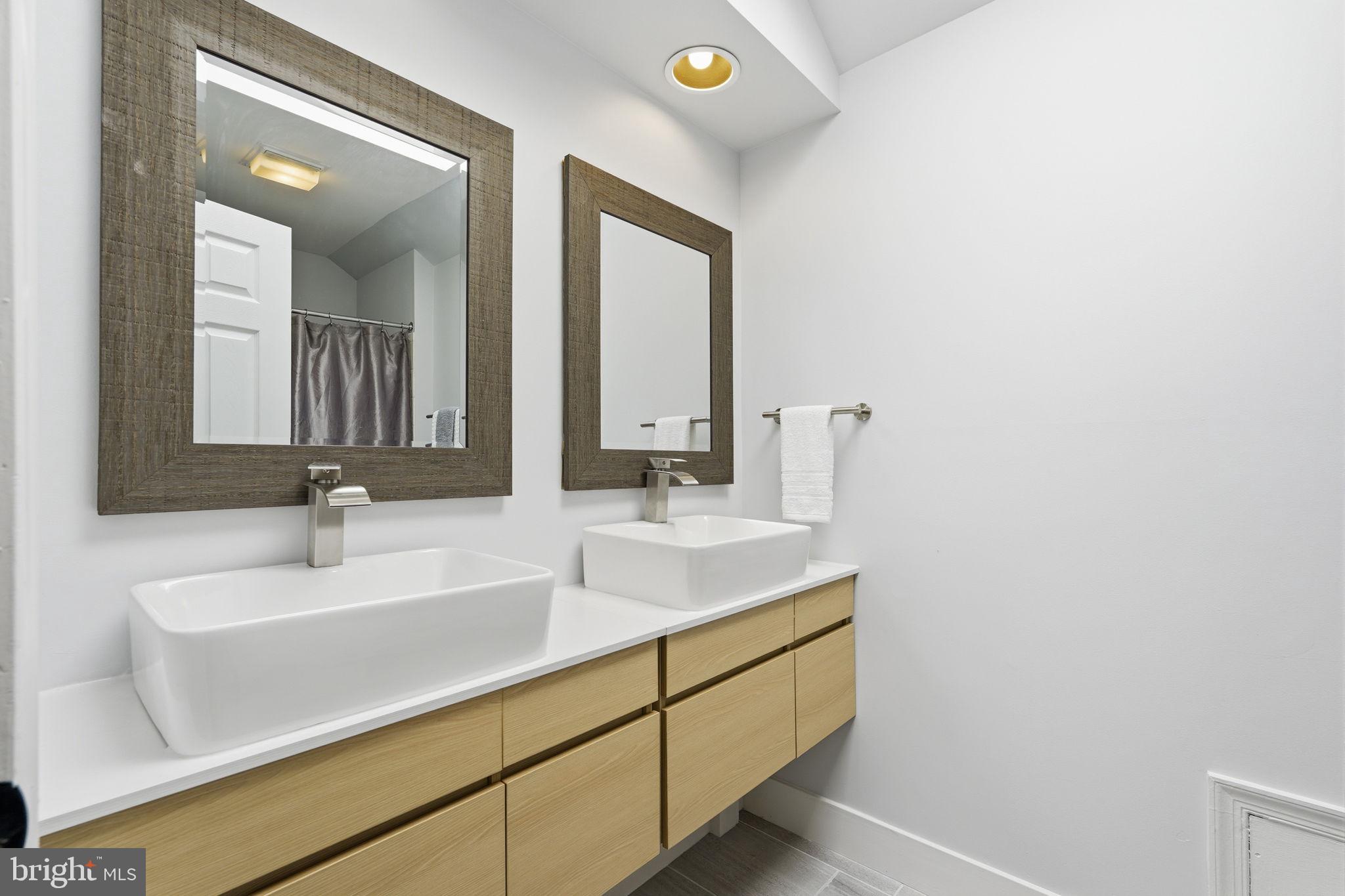 WASHINGTONIAN WOODS - Residential