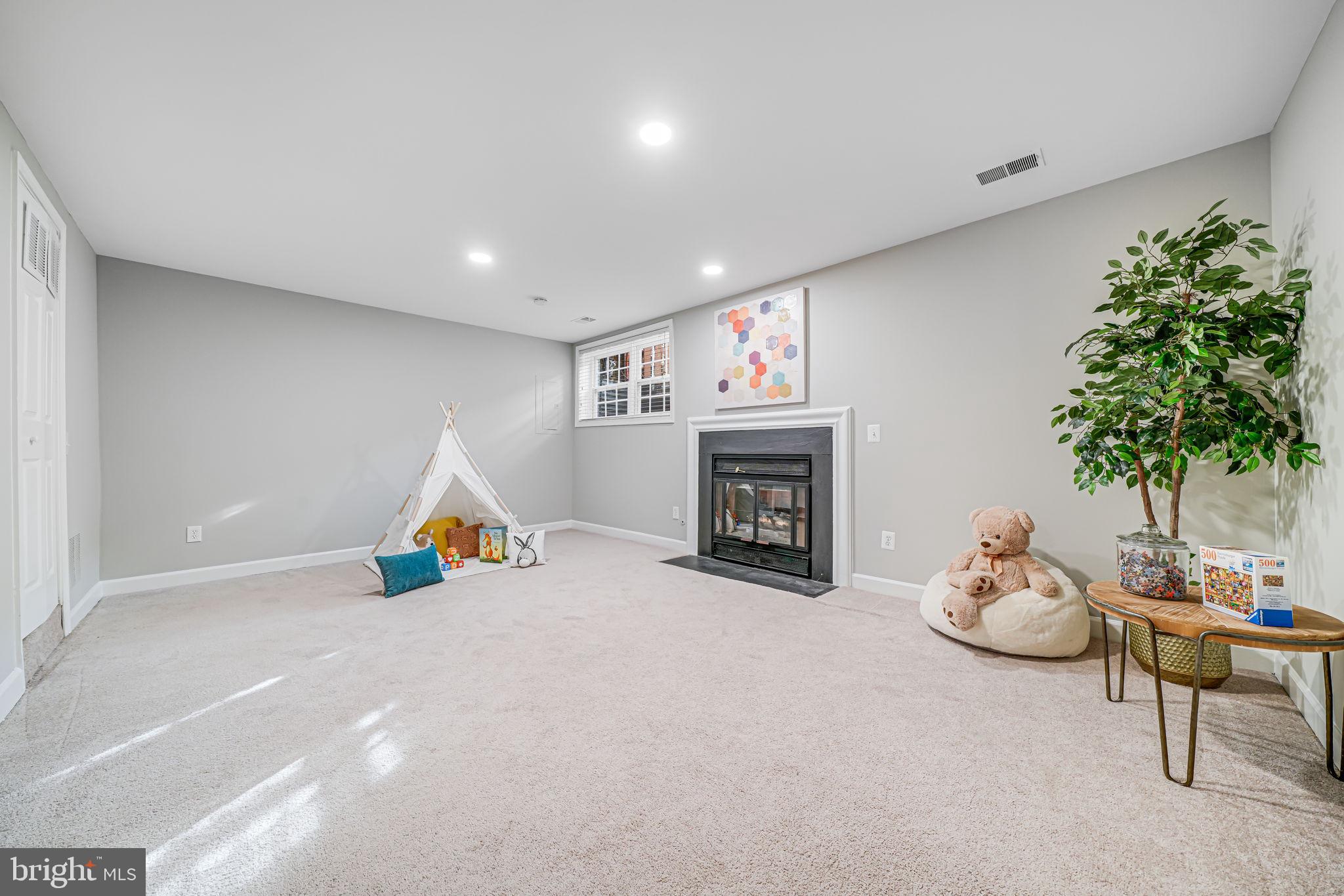 SKYLINE VILLAGE - Residential