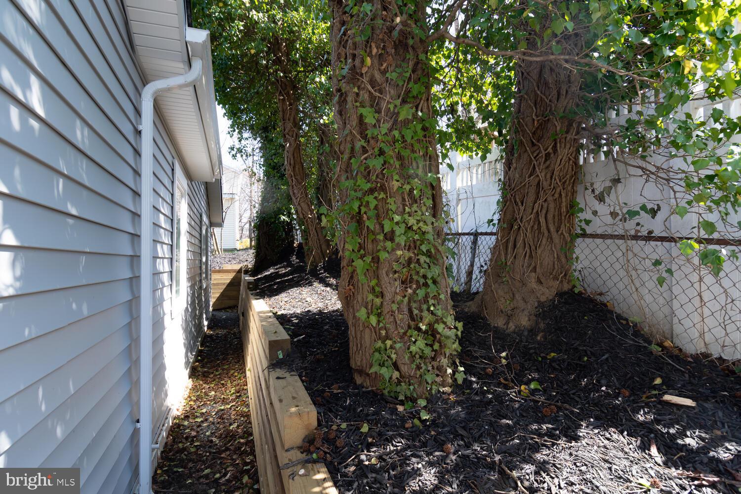 WOODLAND BEACH - Residential