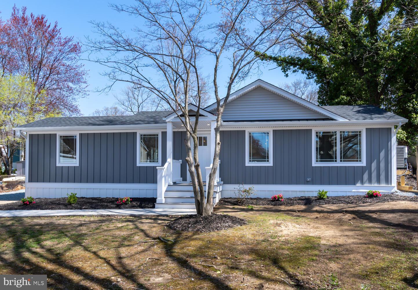 WOODLAND BEACH - Residential