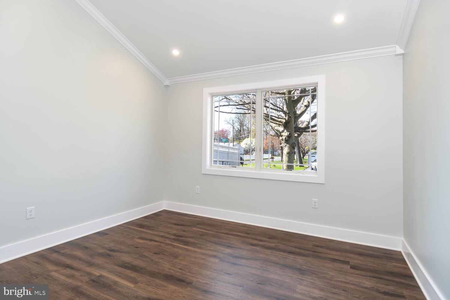 WOODLAND BEACH - Residential