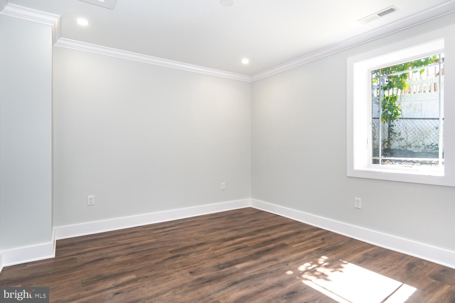 WOODLAND BEACH - Residential