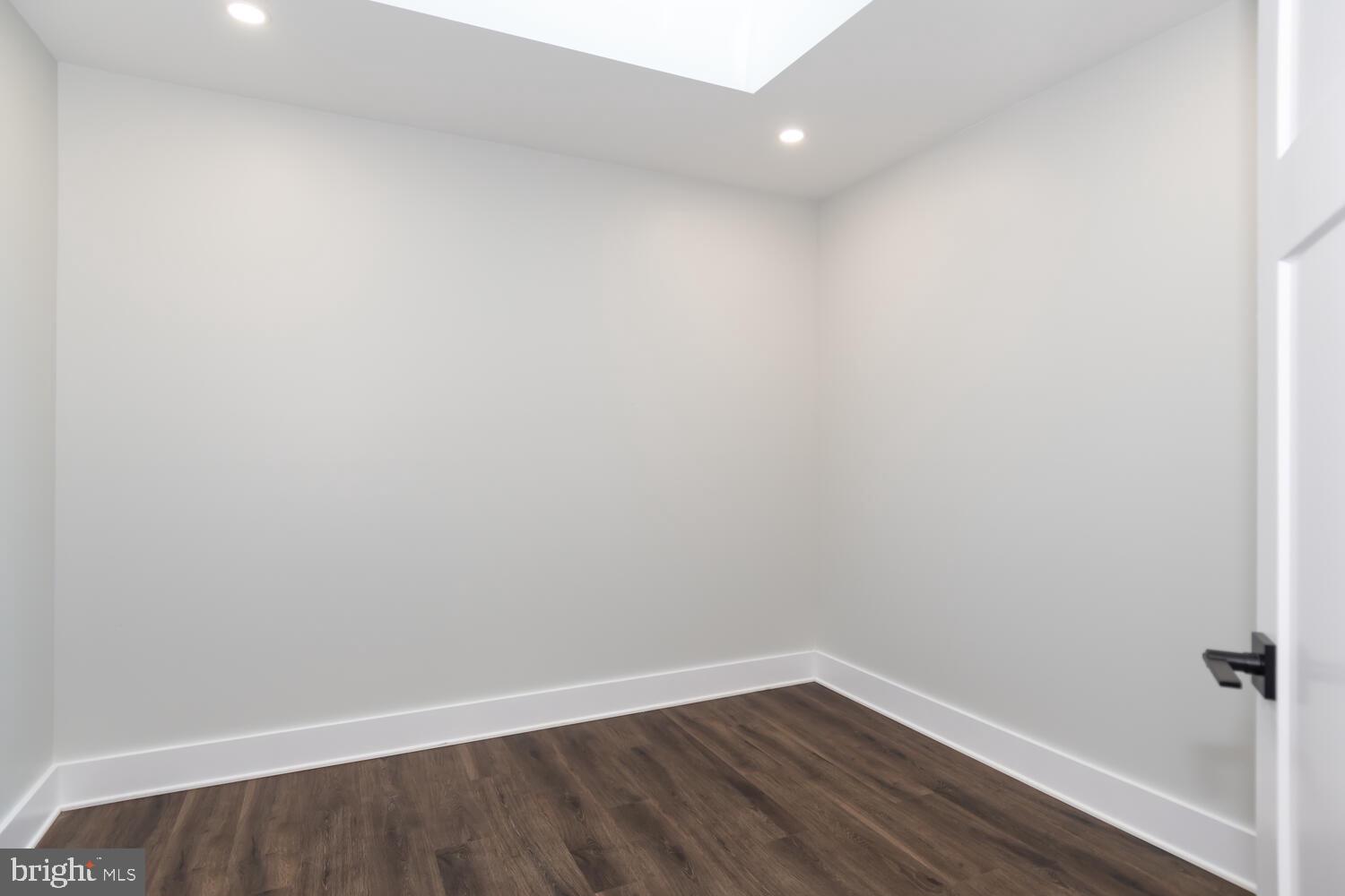 WOODLAND BEACH - Residential