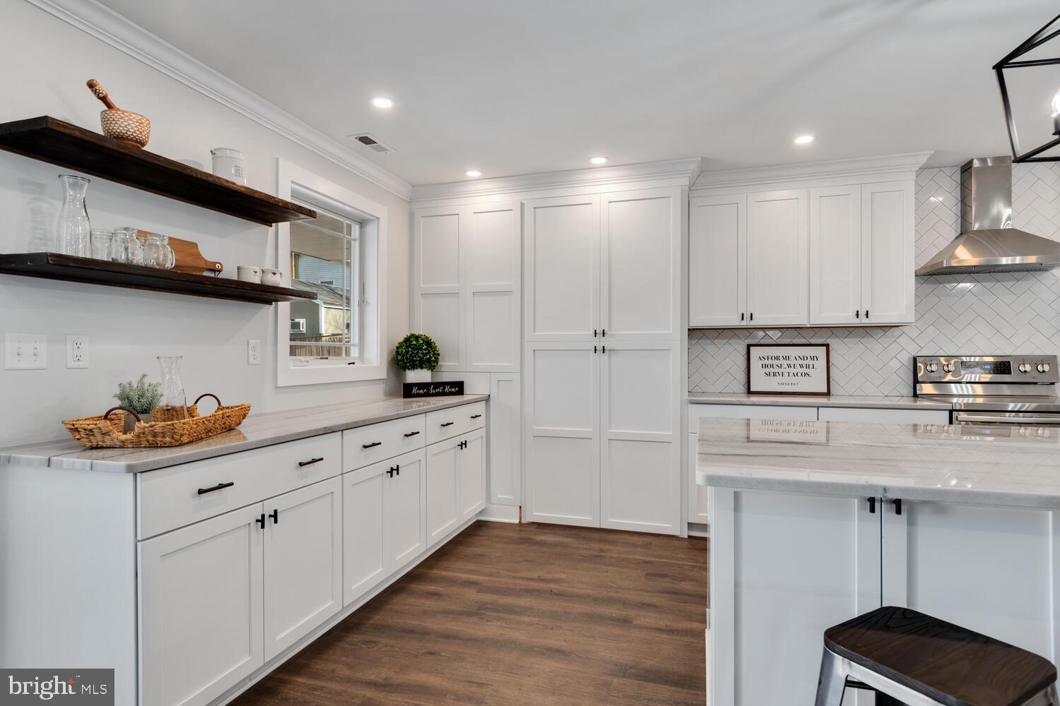 WOODLAND BEACH - Residential