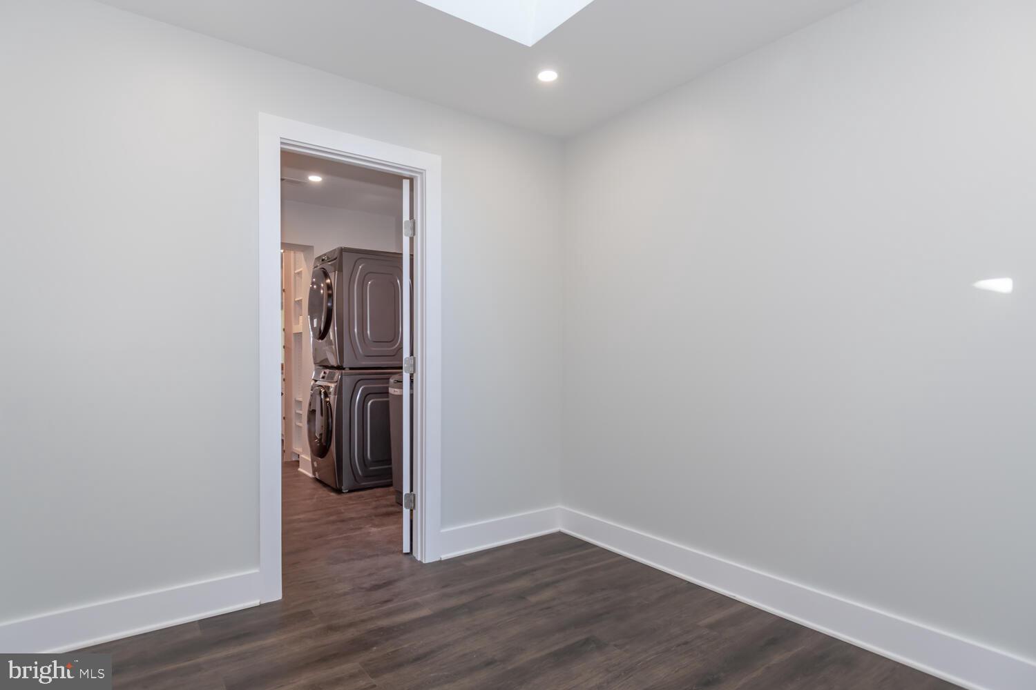 WOODLAND BEACH - Residential