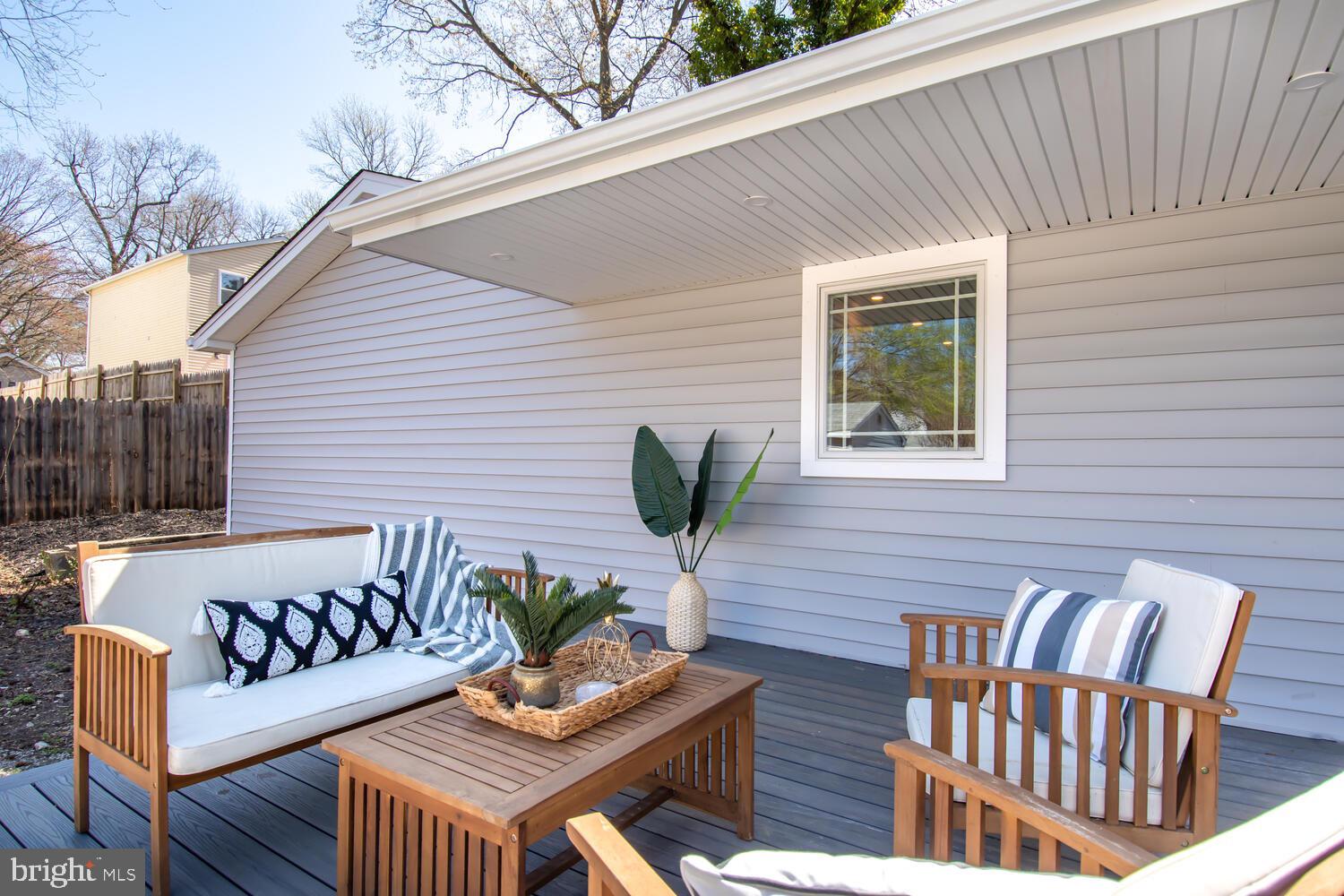 WOODLAND BEACH - Residential