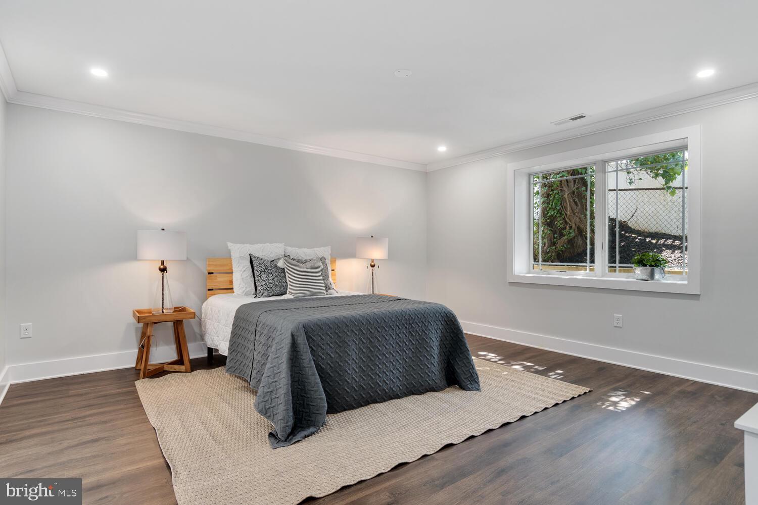 WOODLAND BEACH - Residential