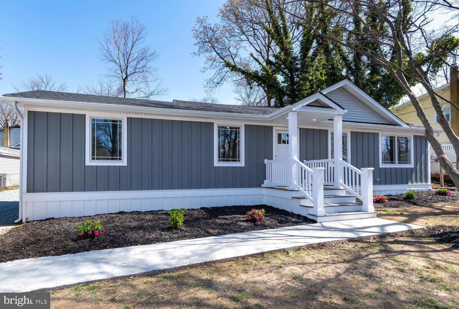 WOODLAND BEACH - Residential