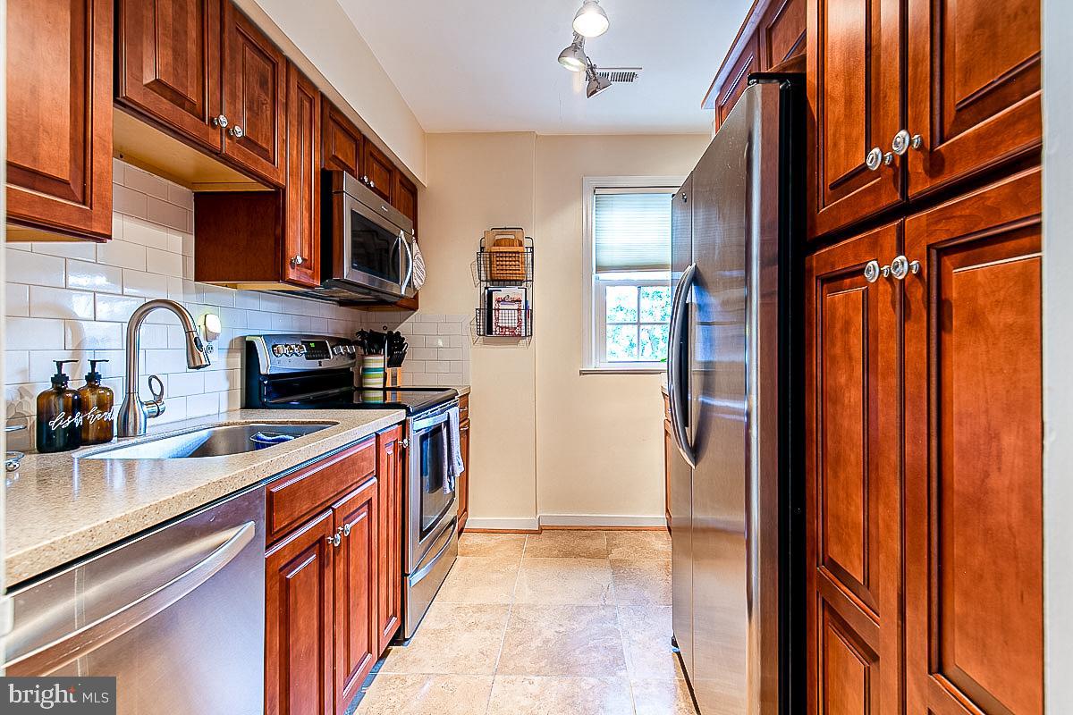 COMMONS OF ARLINGTON - Residential Lease