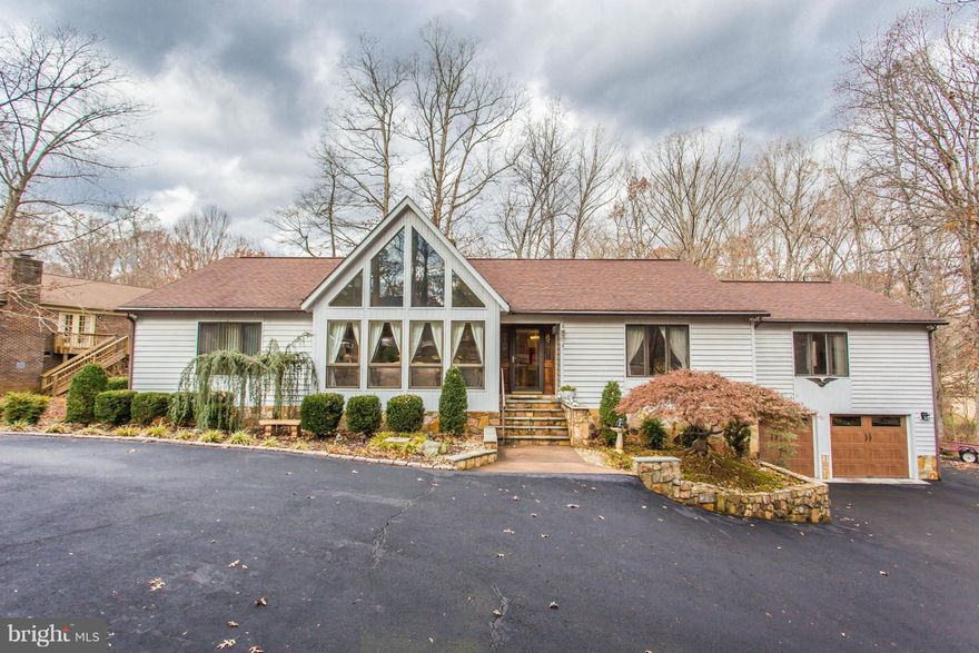 Amazing 5 BR 4.5 BA Golf Course home in Lake of the Woods. Spacious two-story 5,000+ sq.ft. contemporary home features designer baths, spacious rooms, huge kitchen with granite counters, vaulted ceilings, hardwood floors, multiple family rooms, formal living and dining rooms, spacious sunroom. Room galore for entertaining, with stunning finishes, and great floor plan- It s PERFECT for YOU!