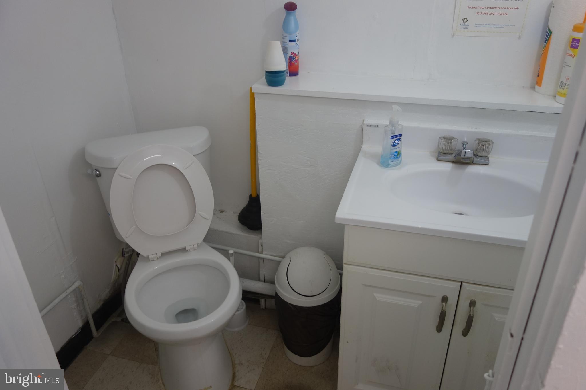 Main image without alt text