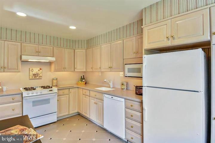 MAPLEWOOD ESTATES - Residential Lease