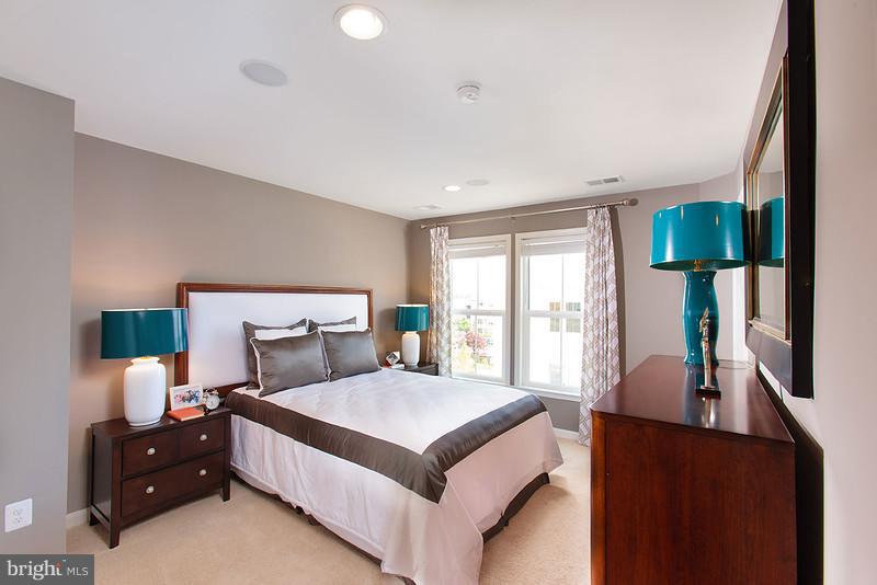 SIGNATURE AT BROADLANDS - Residential Lease