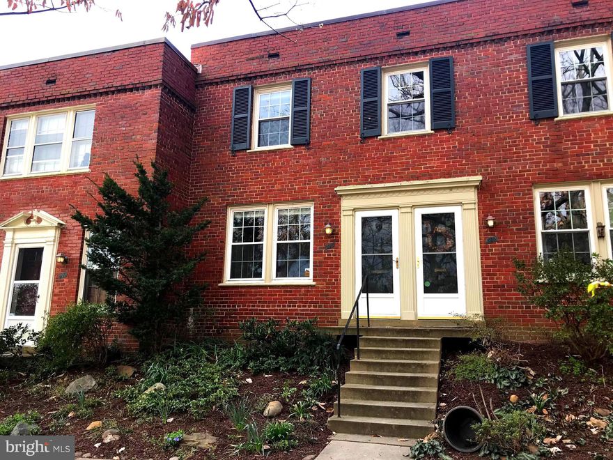 YOU DO NOT WANT TO MISS THIS CHARMING 2 BED, 1 BATH, TWO LEVEL CONDO IN DESIRABLE SOUTH ARLINGTON ** THIS CONDO FEATURES A GATED BACK PATIO THAT OVERLOOKS THE NATURAL RAVINE ** BRAND NEW IN-UNIT WASHER/DRYER ** OPEN FLOOR PLAN WITH KITCHEN THAT OPENS TO DINING ROOM ** SUNNY KITCHEN FEATURES SLOW-CLOSE CABINETS WITH SS APPLIANCES AND GRANITE COUNTERTOPS ** WALK UPSTAIRS TO TWO SPACIOUS BEDROOMS ** MINUTES FROM ARLINGTON VILLAGE SHOPPING CENTER ** SHORT COMMUTE TO DC, PENTAGON CITY AND CRYSTAL CITY **