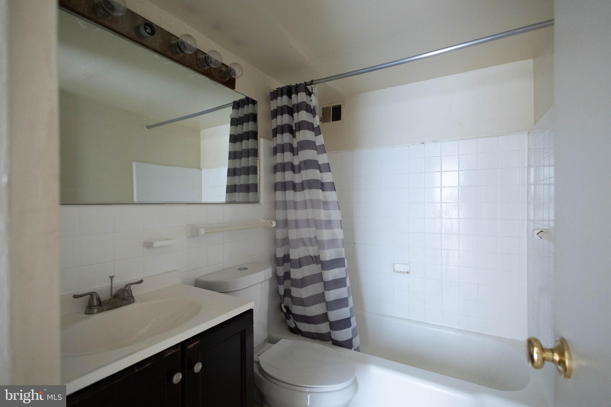 LOGAN SQUARE - Residential Lease