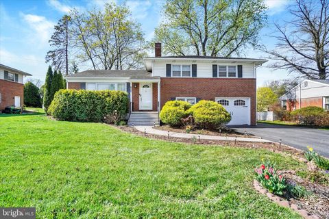 Photo of 1890 North Drive, YORK, PA 17408 (MLS # PAYK2099920)