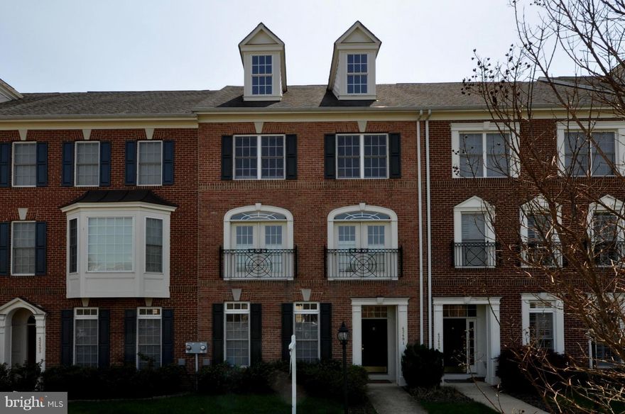 Bright & Open 3100sqft+ modern floorplan 3 LVL 3br 2.5ba Georgetown Style TH w/2-Car Garage & private brick patio. Hardwood floors throughout, including stairways. Gourmet Kitchen-Family-Bkfst Room Combo w/Gas Fireplace - Formal Living & Dining Rooms - Luxurious Master Suite w/Super Bath - Upper Lvl Family Room -This Gorgeous Townhome will be convenient to future Ashburn Metro in 2018. MUST SEE!