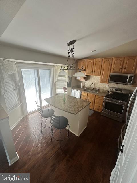 CONSTANT FRIENDSHIP - Residential Lease