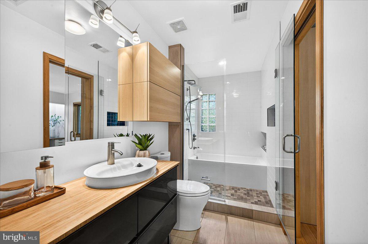 COUNTRY CLUB HILLS - Residential