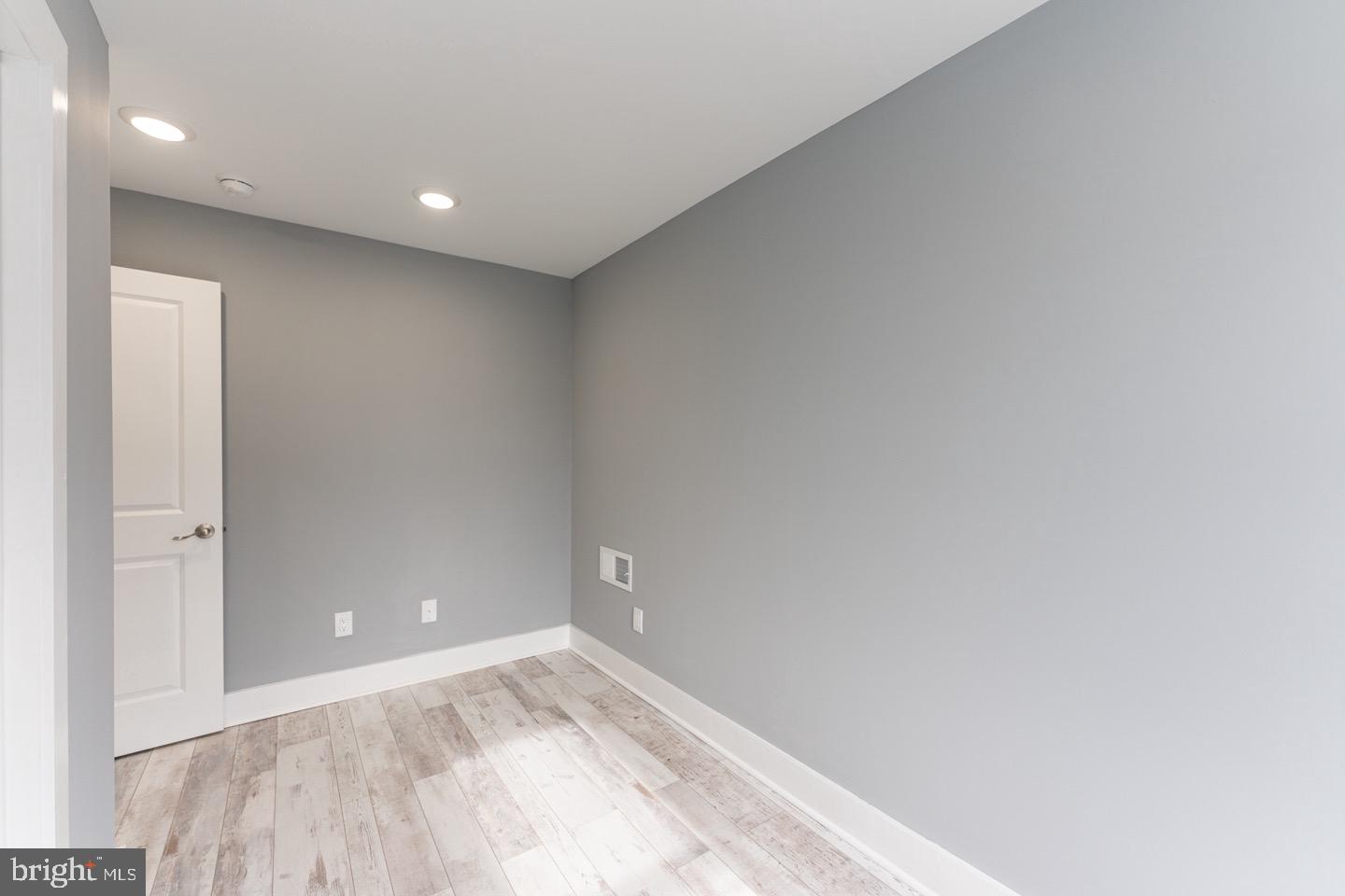 PORT RICHMOND - Residential Lease