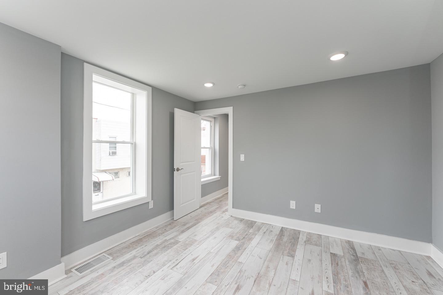 PORT RICHMOND - Residential Lease