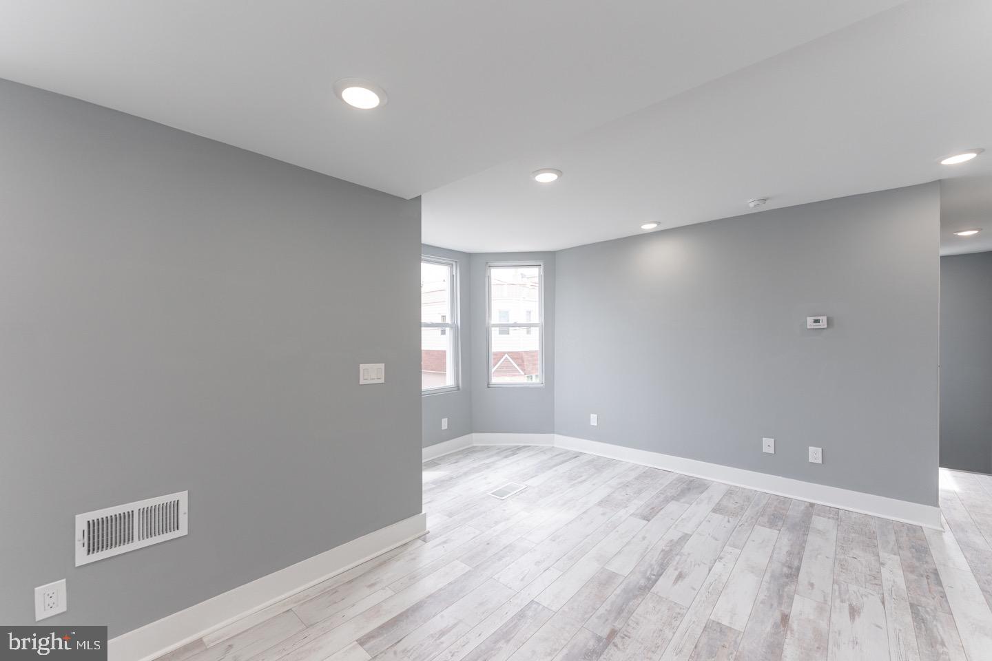 PORT RICHMOND - Residential Lease